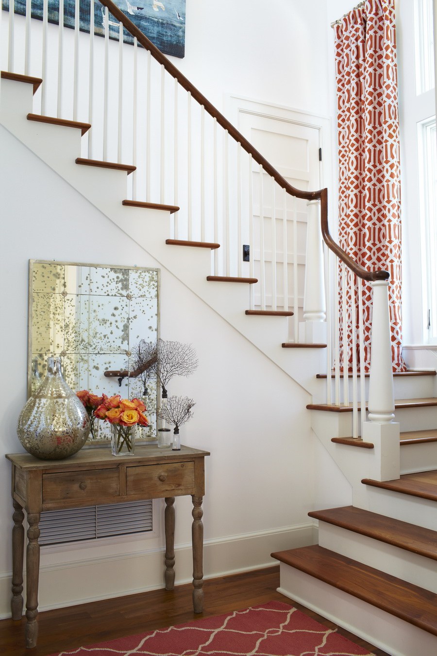 Лестница вдоль стены