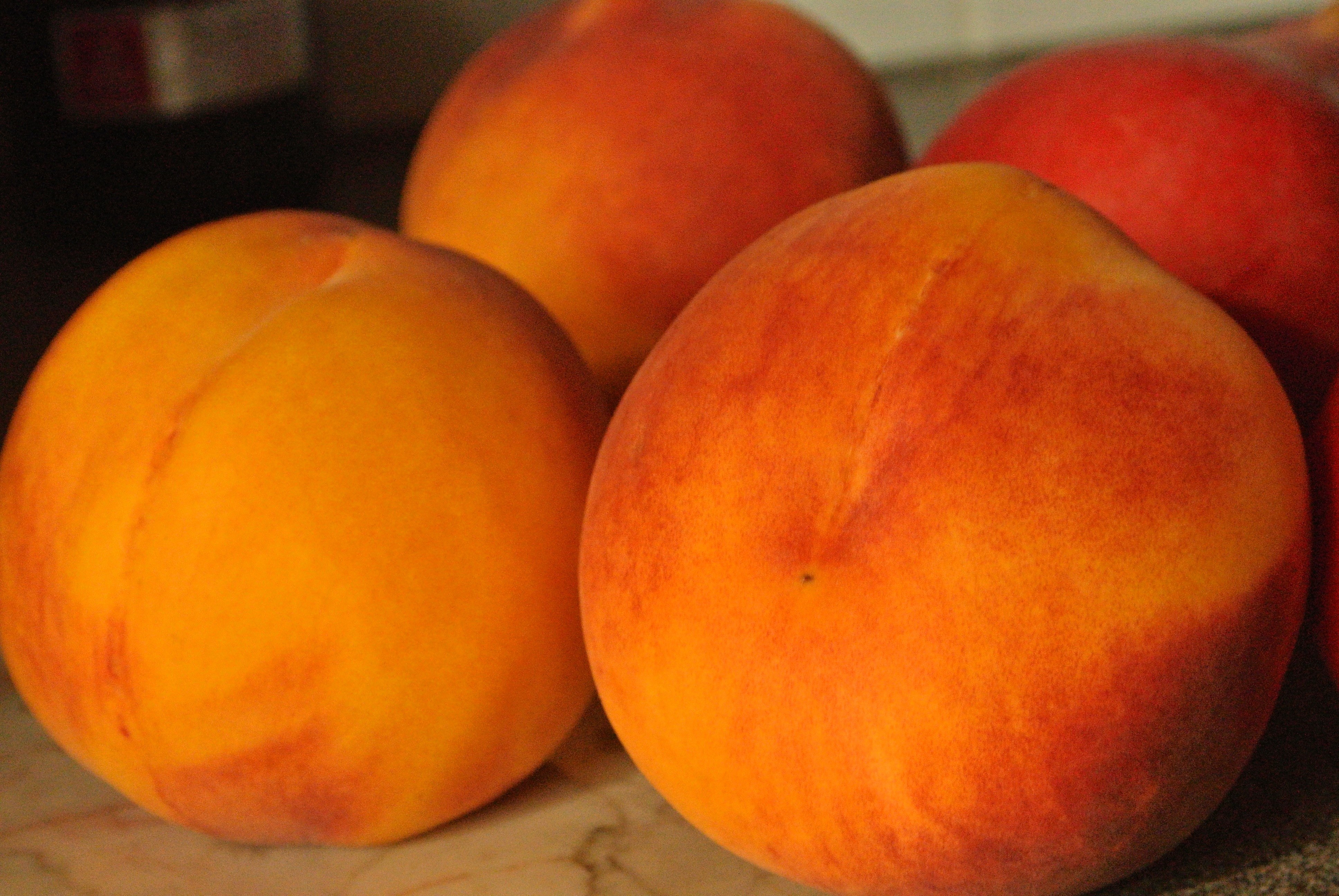 Абрикос и персик фото. Персик нектарин абрикос. Персик оранж. Томат персик оранжевый (Orange Peach). Абрикос сорт персиковый.