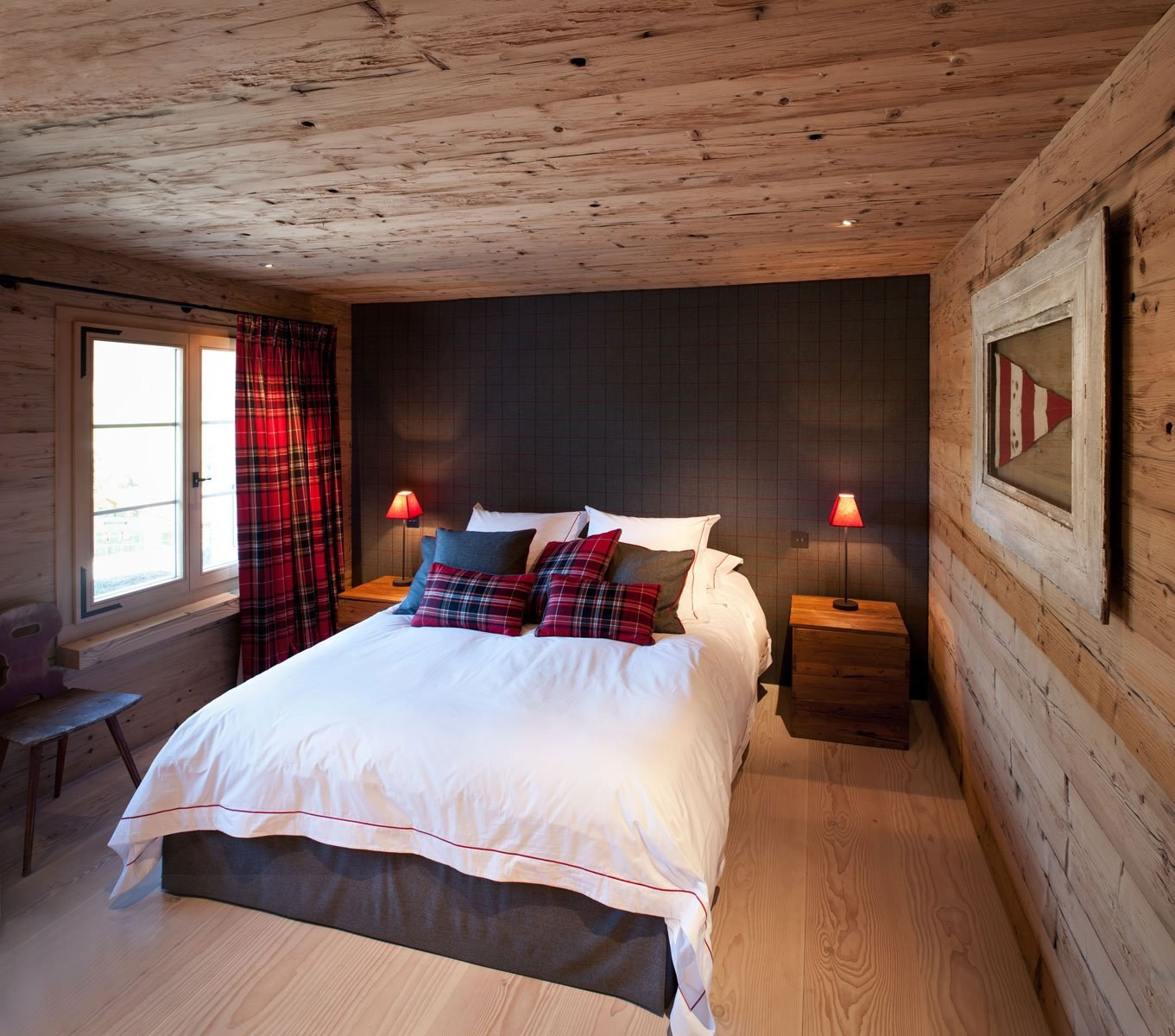 Отделка деревянной комнаты. Гштаад Шале интерьер. Спальня в стиле дерева. Спальня в дачном доме. Спальня отделанная деревом.