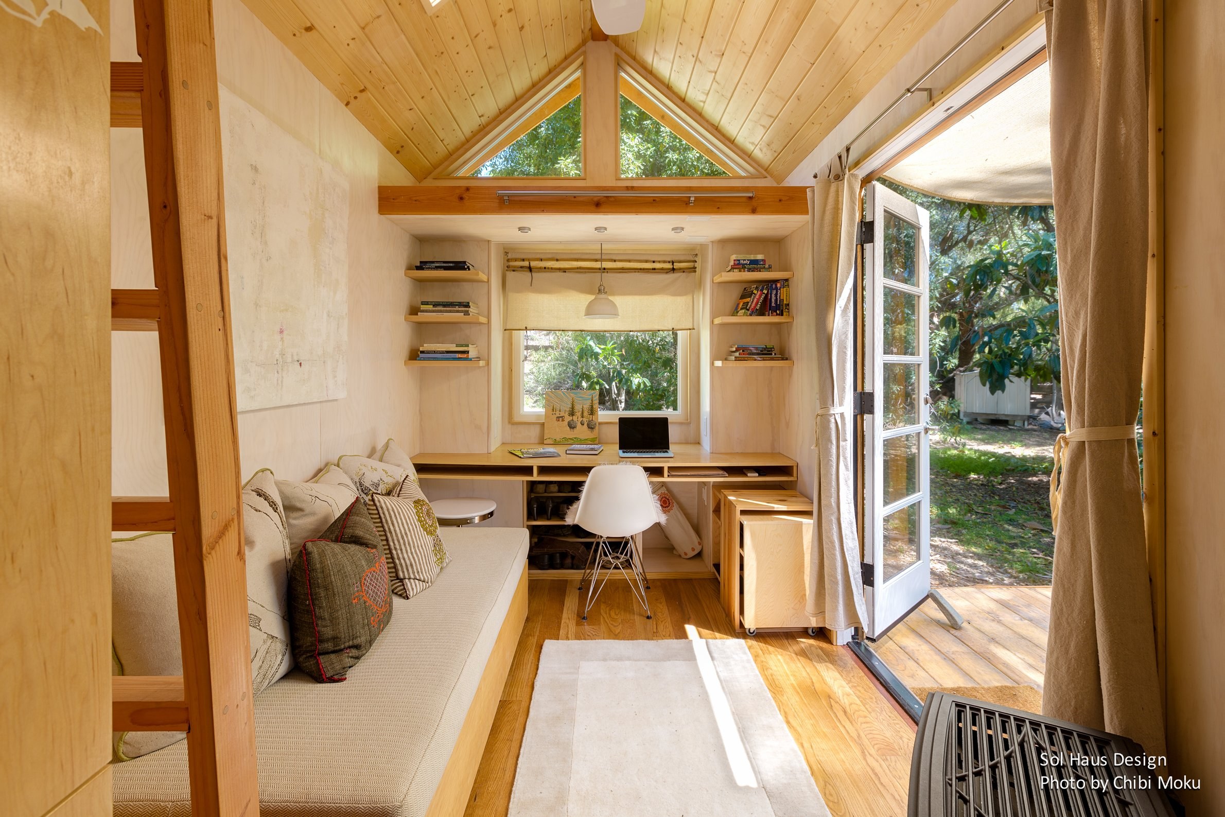 Красивый снаружи и уютный внутри: облагораживаем свой маленький дачный домик