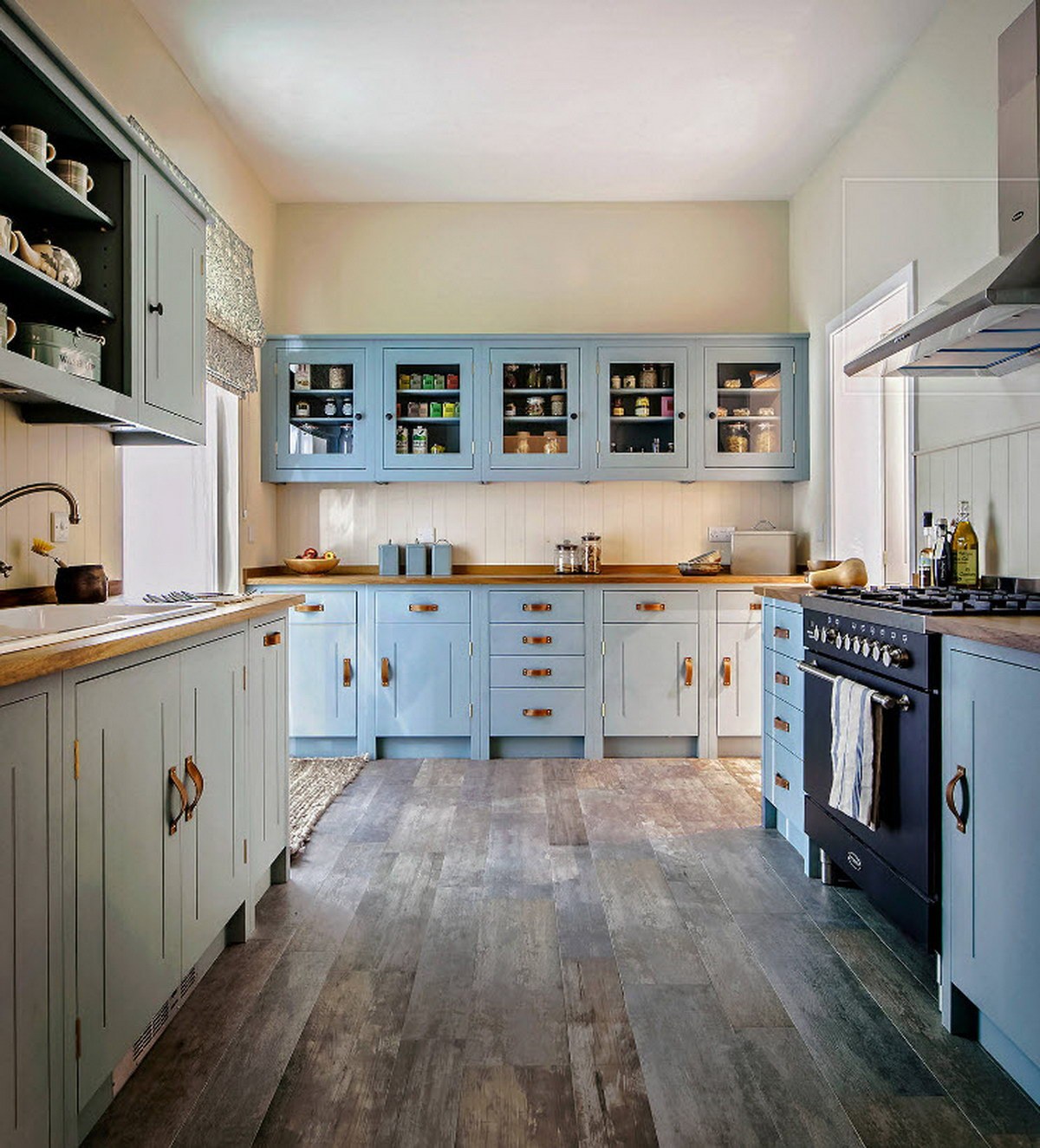Голубая кухня с деревянной столешницей