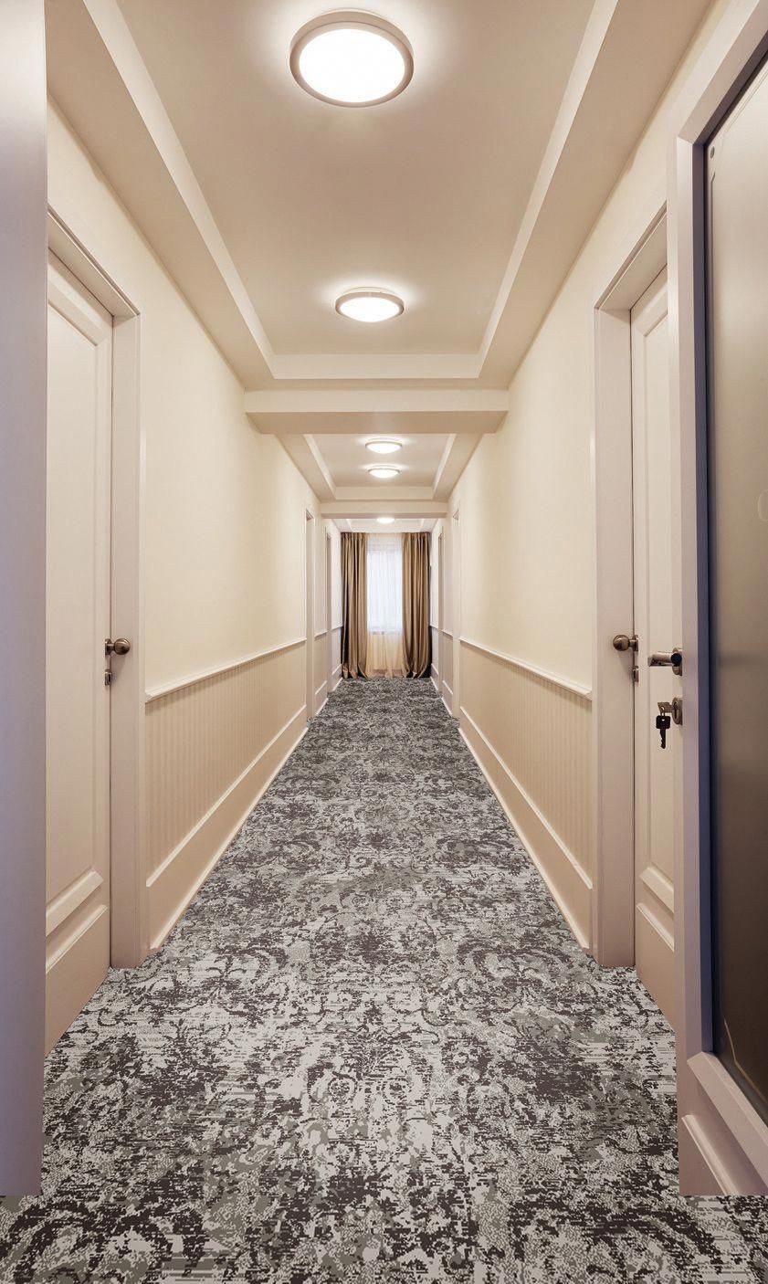 Потолок в длинном коридоре