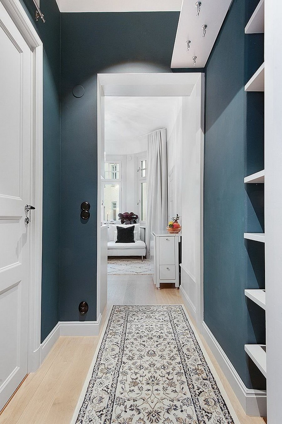 Длинный узкий коридор