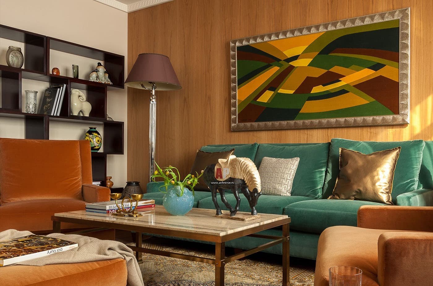 Гостиная с зеленым диваном. Цветовые сочетания в интерьере гостиной. Зеленый цвет в интерьере. Зеленый с коричневым в интерьере. Гостиная в коричнево зеленых тонах.