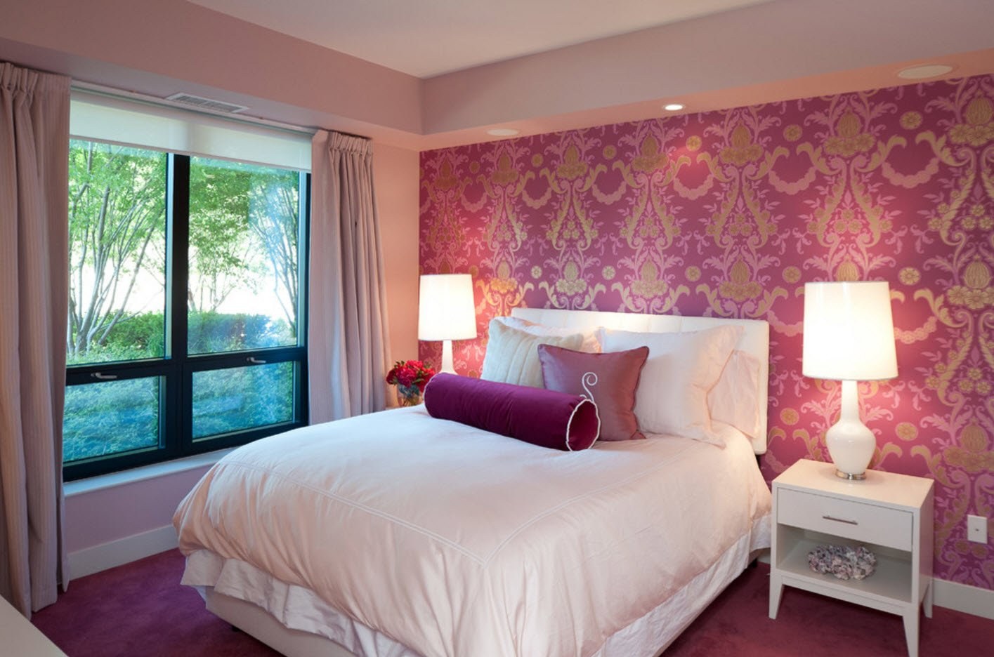 Широкие обои в комнату. Розовые стены в спальне. Спальня цвета фуксии. Обои для спальни. Красивые обои в спальню.