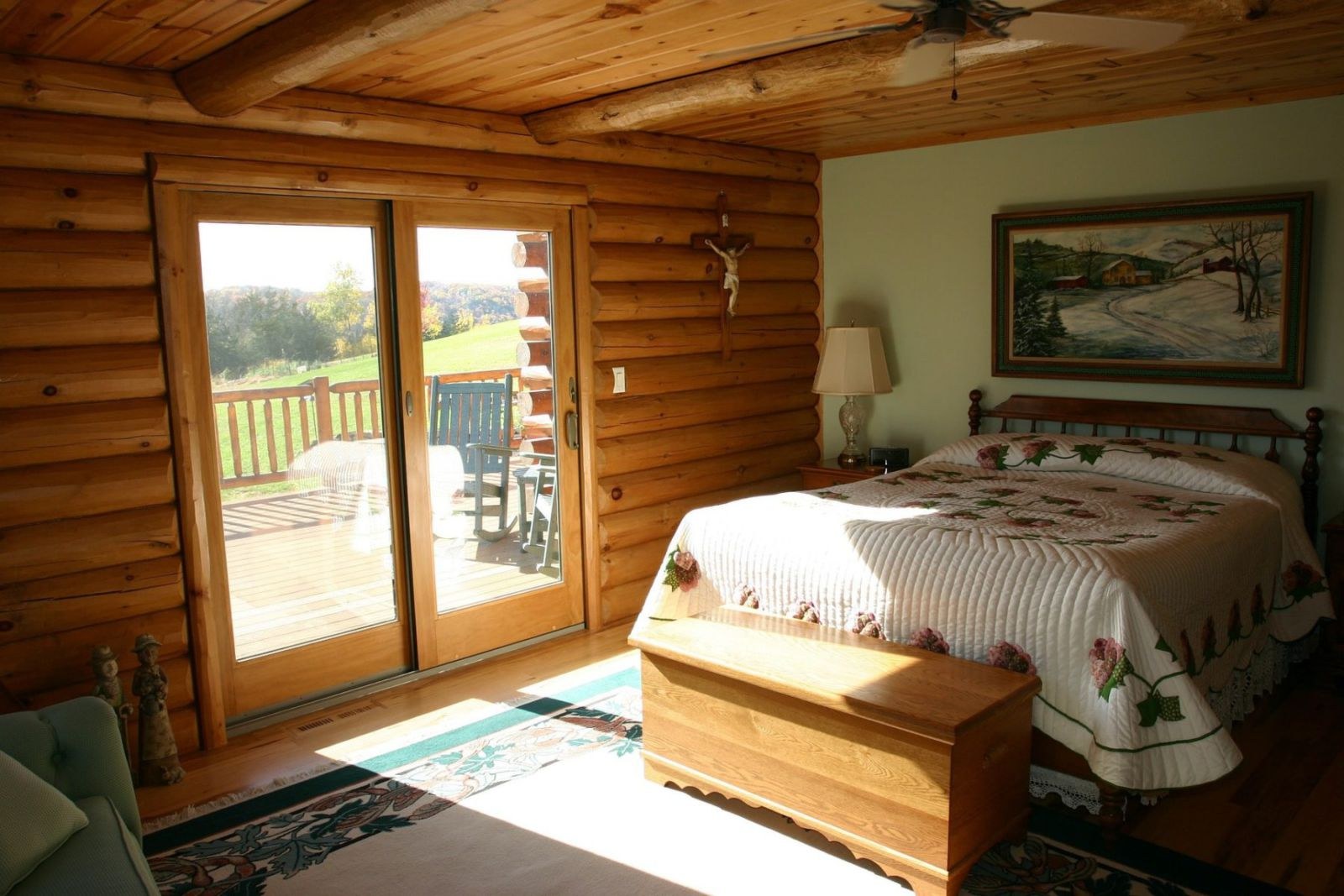 Дизайн спальни в деревянном доме из бревна