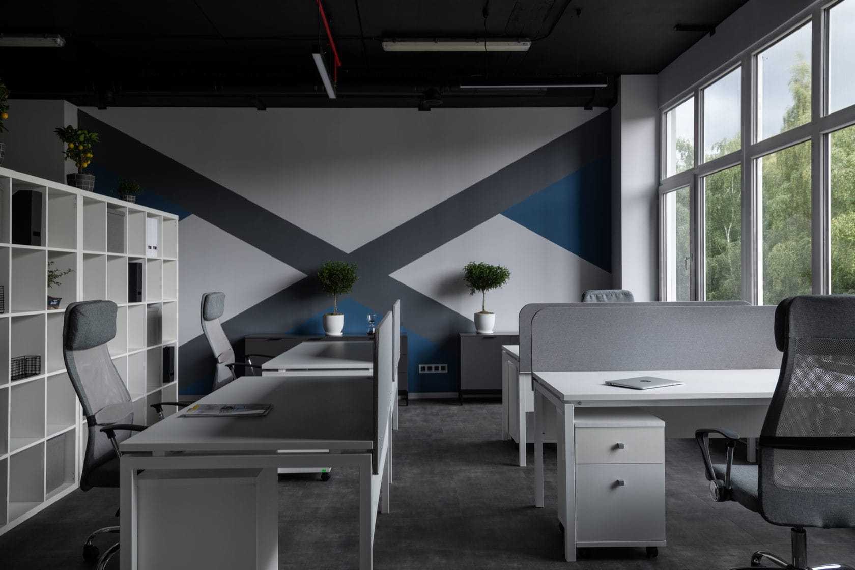 Офис про сайт. Стильный офис. Синие стены в офисе. Интерьер офиса 30 кв м. Стильный синий кабинет.