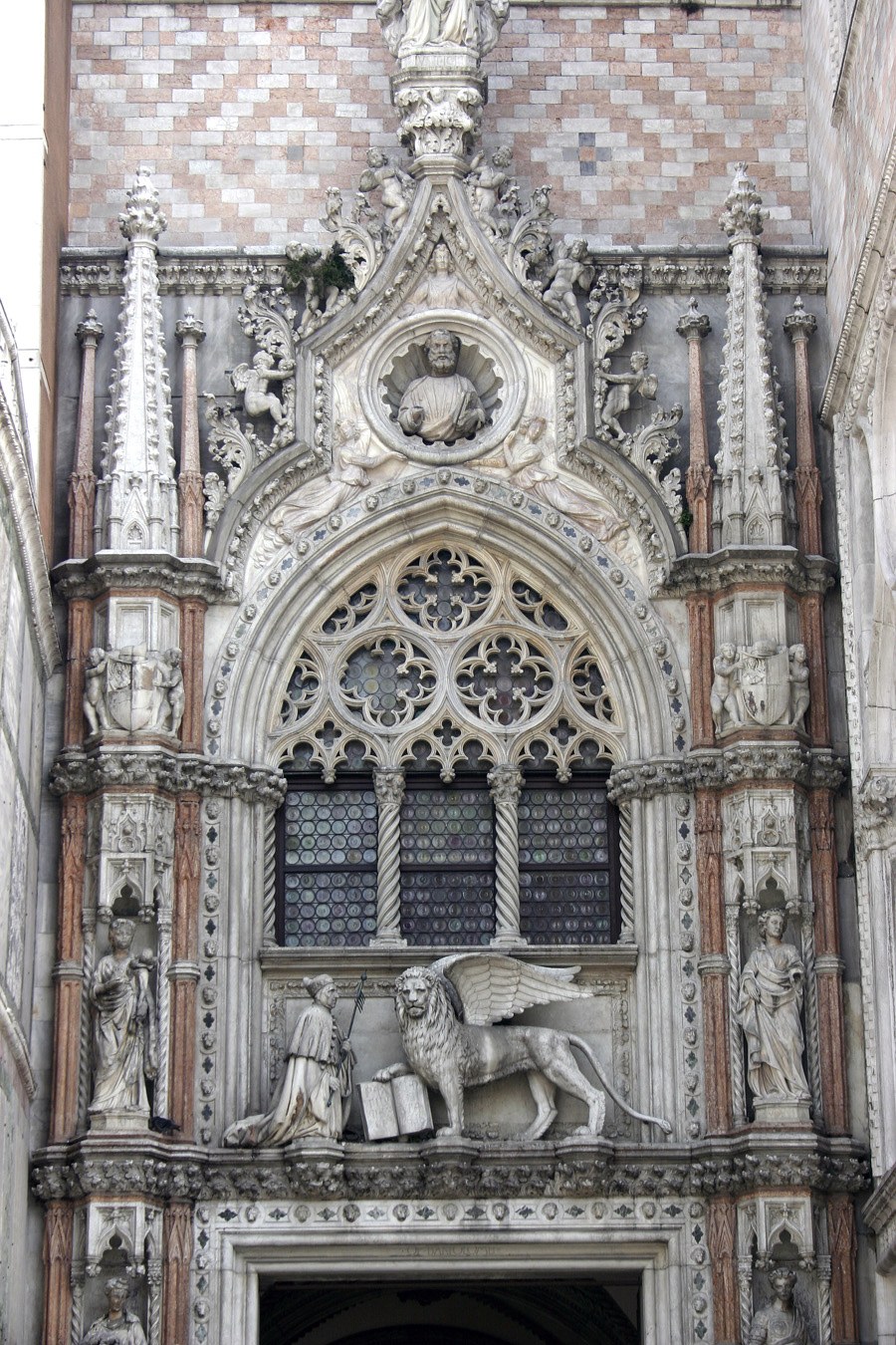 Бумажные ворота дворца дожей