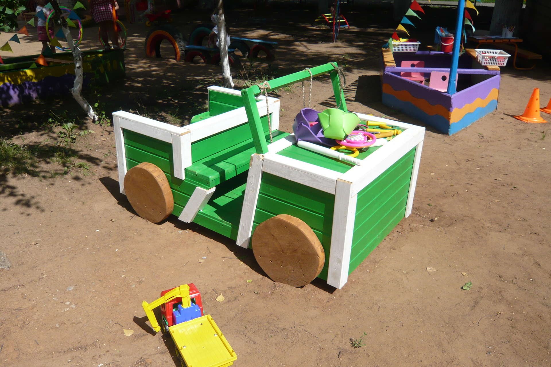 Деревянная машина для детской площадки своими руками