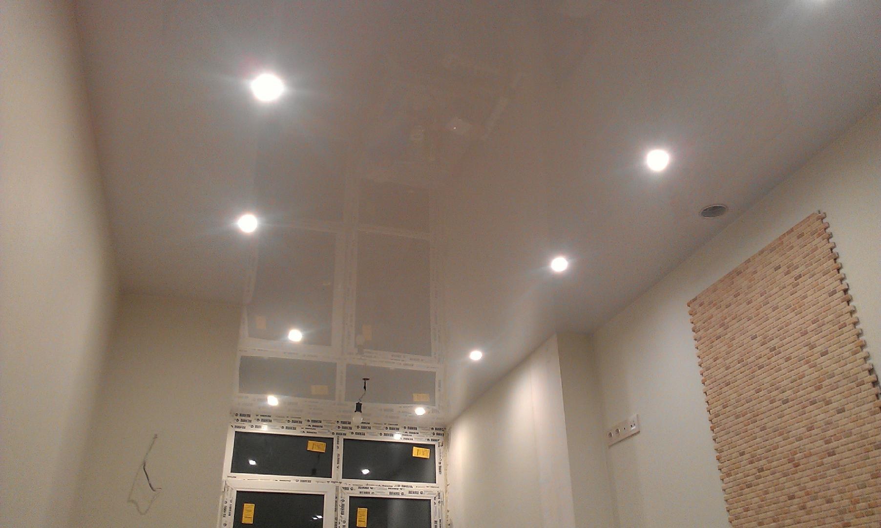 Одноуровневый натяжной потолок с точечными светильниками на кухне