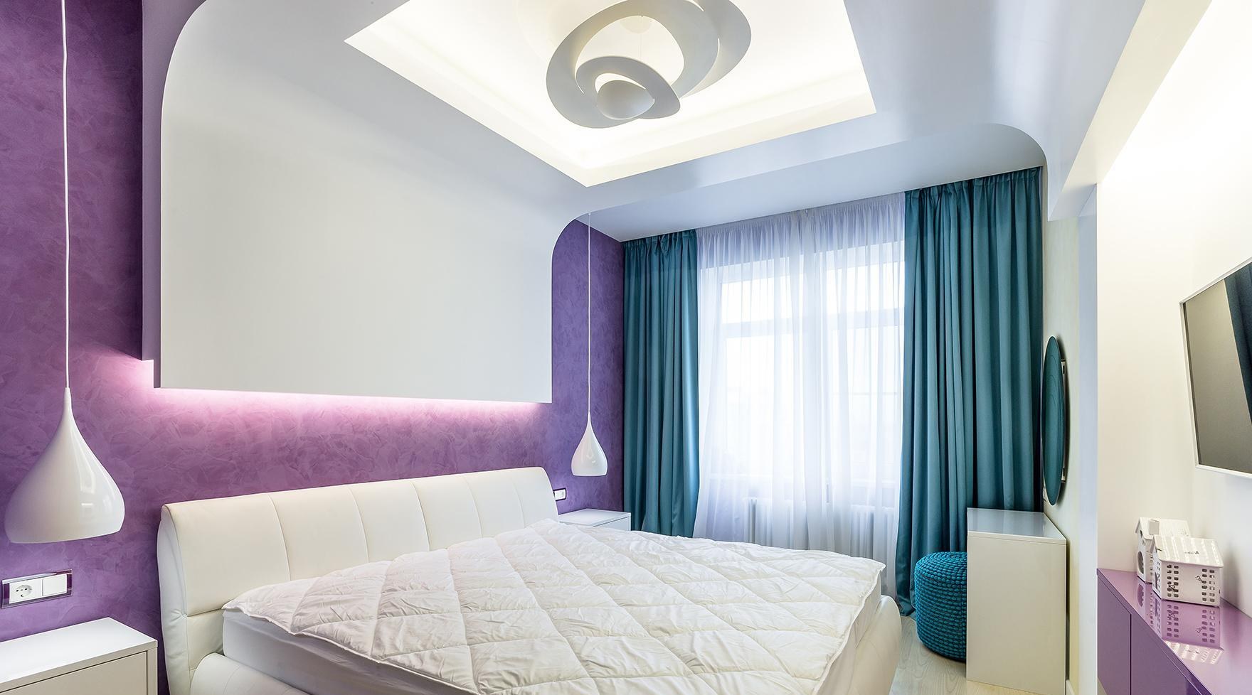 Спальня в бело фиолетовых тонах 16 кв м
