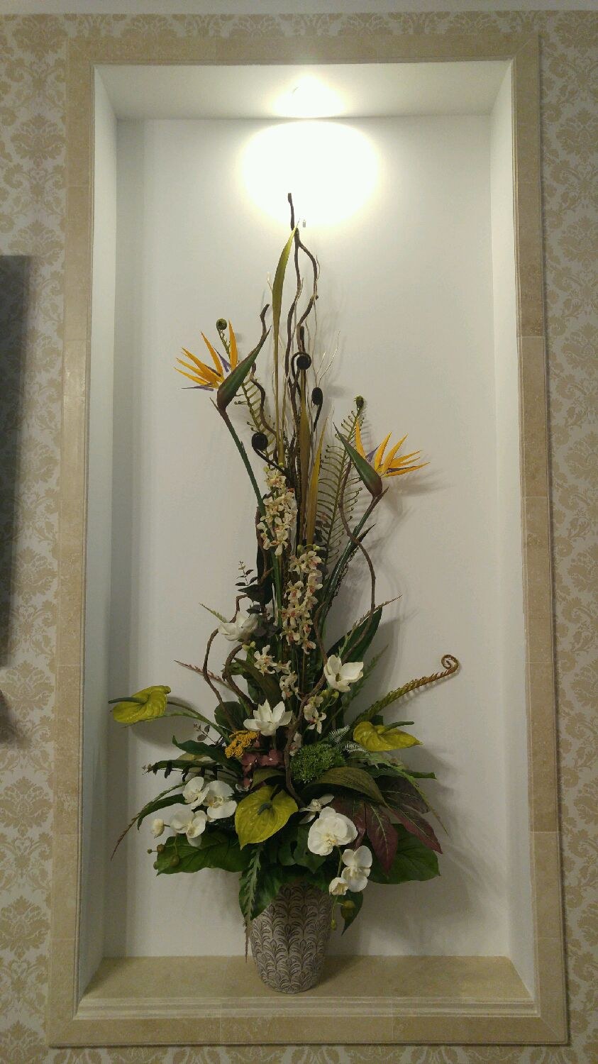 Напольные композиции из искусственных цветов для интерьера