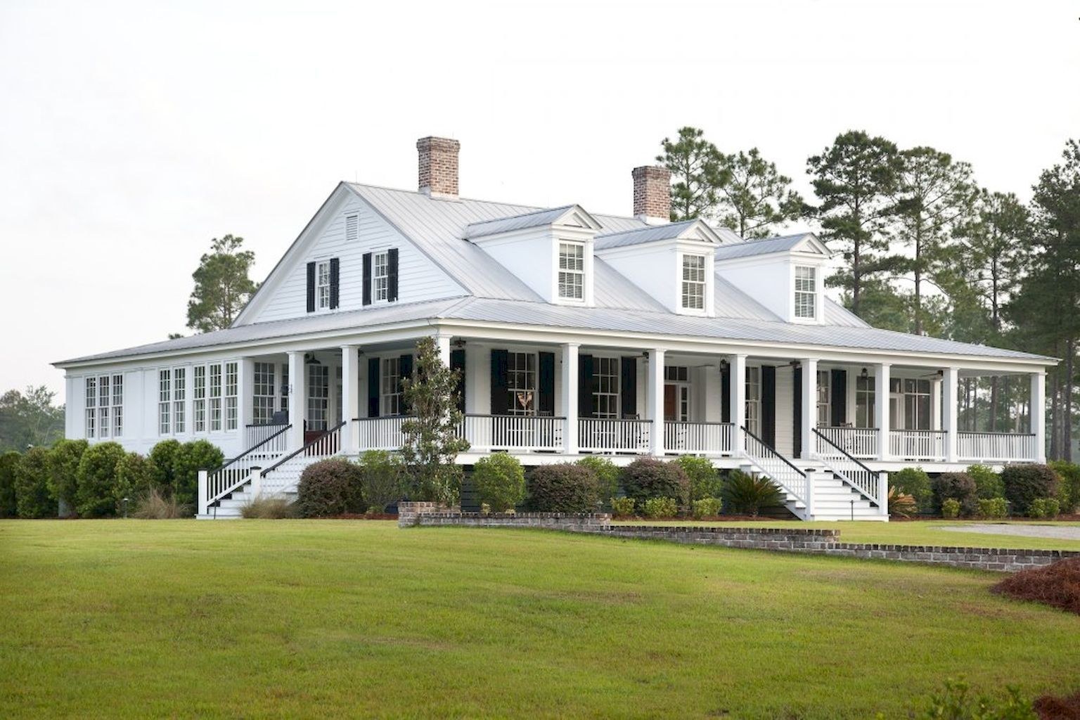 A lot of houses. Стиль домов French Colonial Plantation. Ранчо дом в США. Домик в американском стиле. Американскифермерский дом.