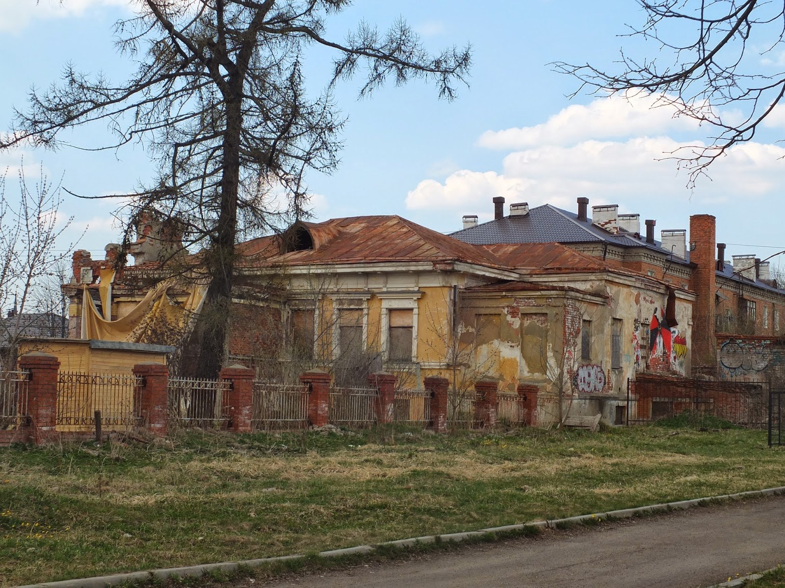 Усадьба можайское. Усадьба Хлебникова в Можайске. Городская усадьба Хлебникова-ролле. Усадьба дисана Алексеевича Хлебникова. Можайск дом купца Хлебникова.