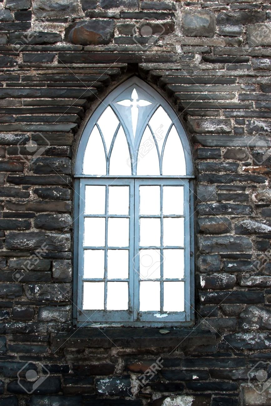 Окна на стене средневековье