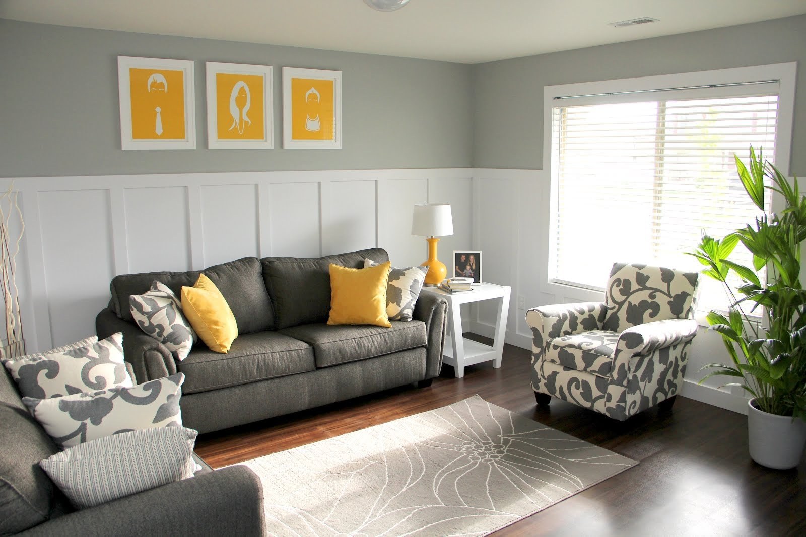 Сочетание цветов в интерьере гостиной серый. Яркий диван в интерьере гостиной. Желтый в интерьере гостиной. Серый интерьер. Серая мебель в интерьере.