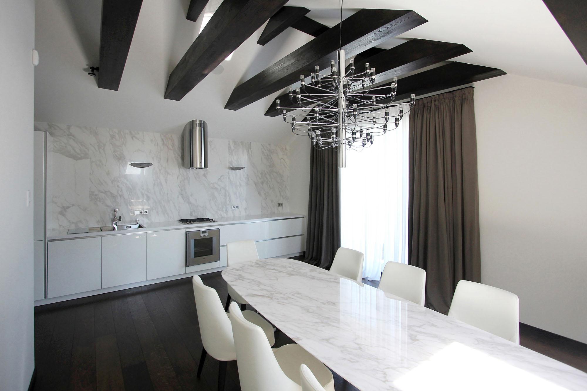 Белая кухня с черным потолком