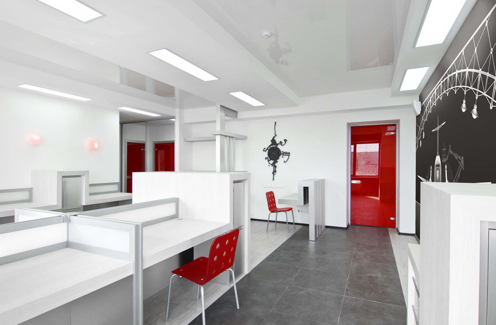 Хай центра. Красно белый интерьер офиса. Помещение в Красном стиле. Серый красный белый в интерьере офис. Офис в красно белых тонах.