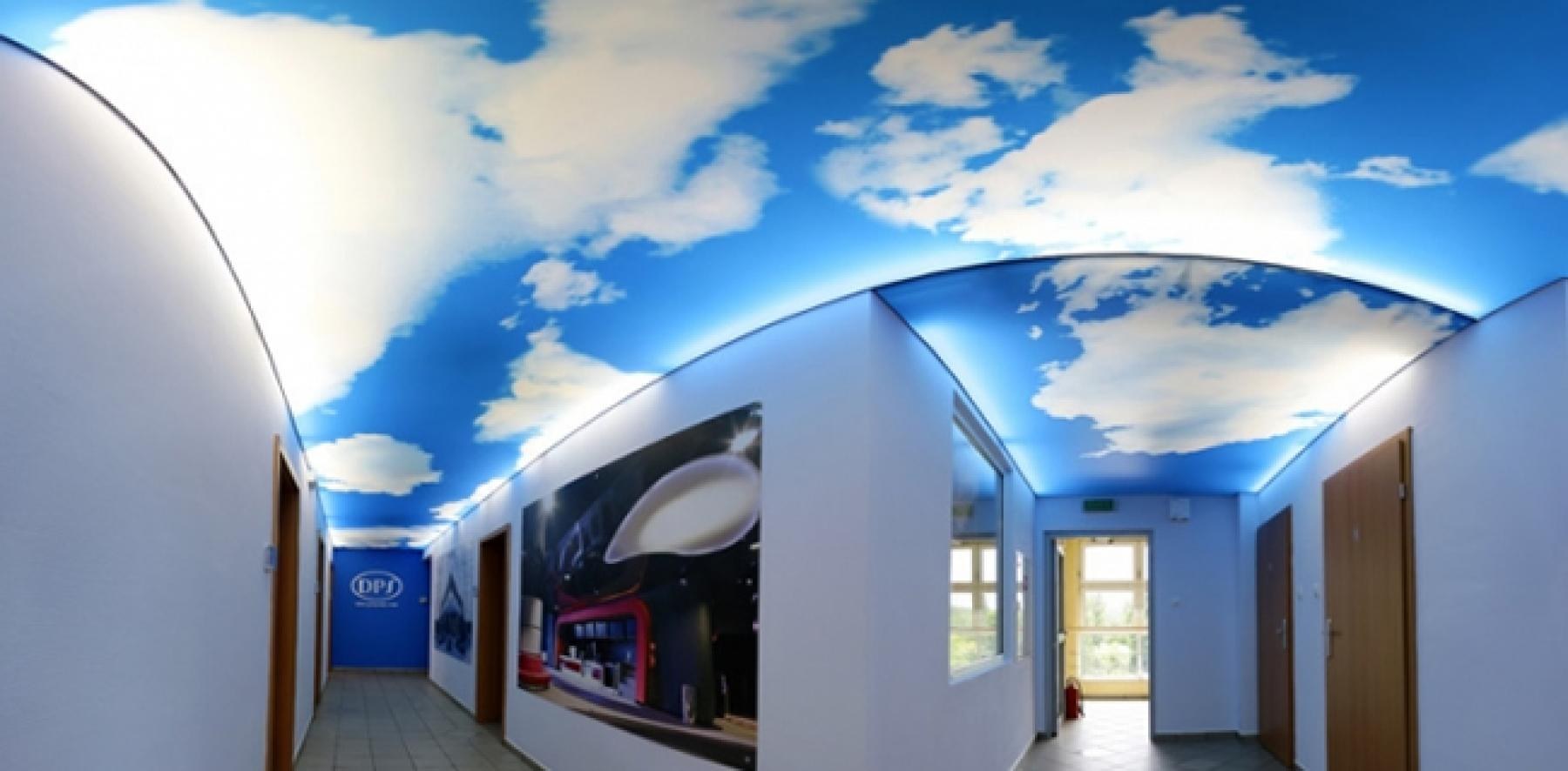 Натяжной потолок с фотопечатью небо с облаками в интерьере
