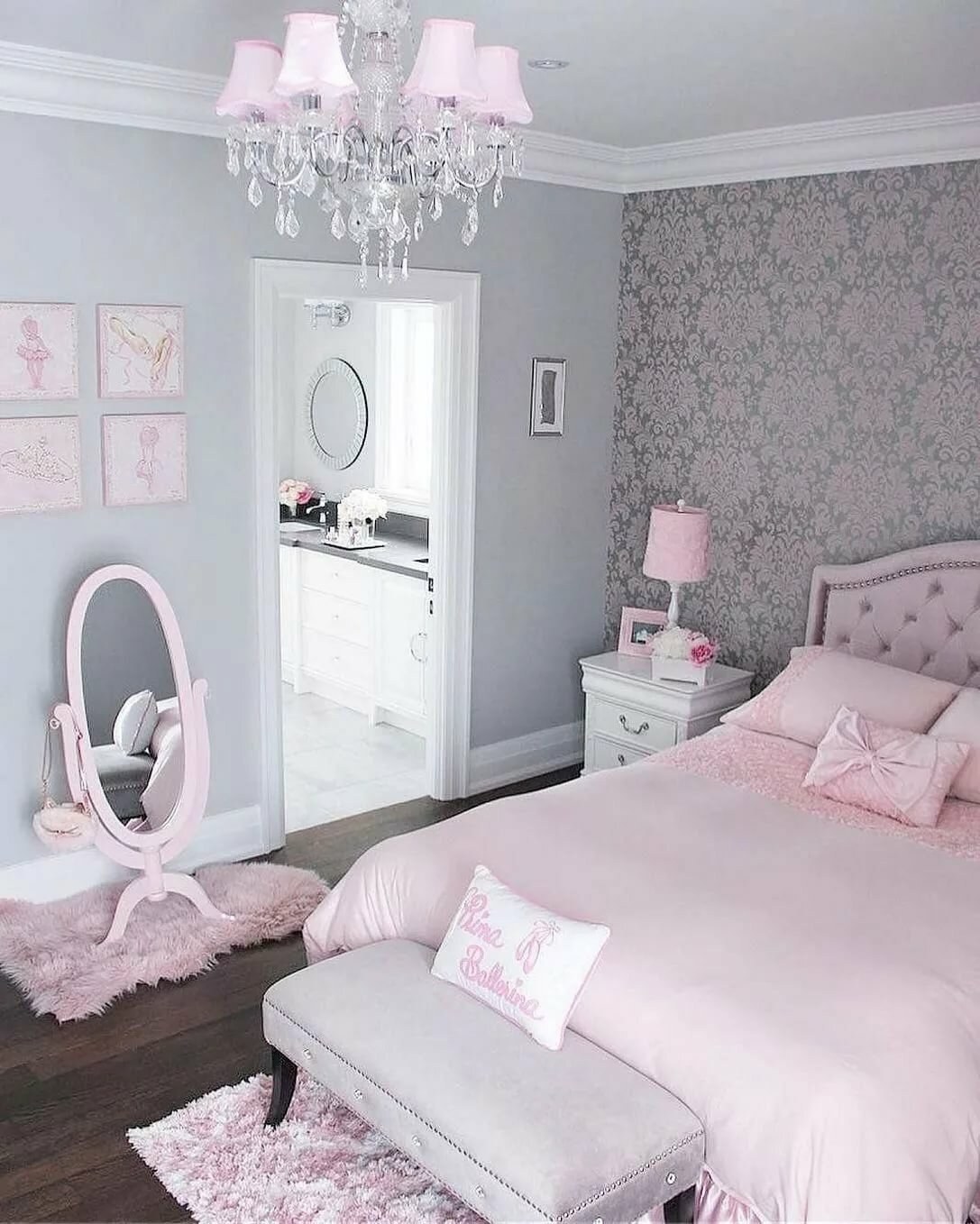 Комната в розовых тонах. Светлая комната для девочки. Комната для девочки розового цвета. Спальня для девочки в розовых тонах. Интерьер комнаты для девушки.