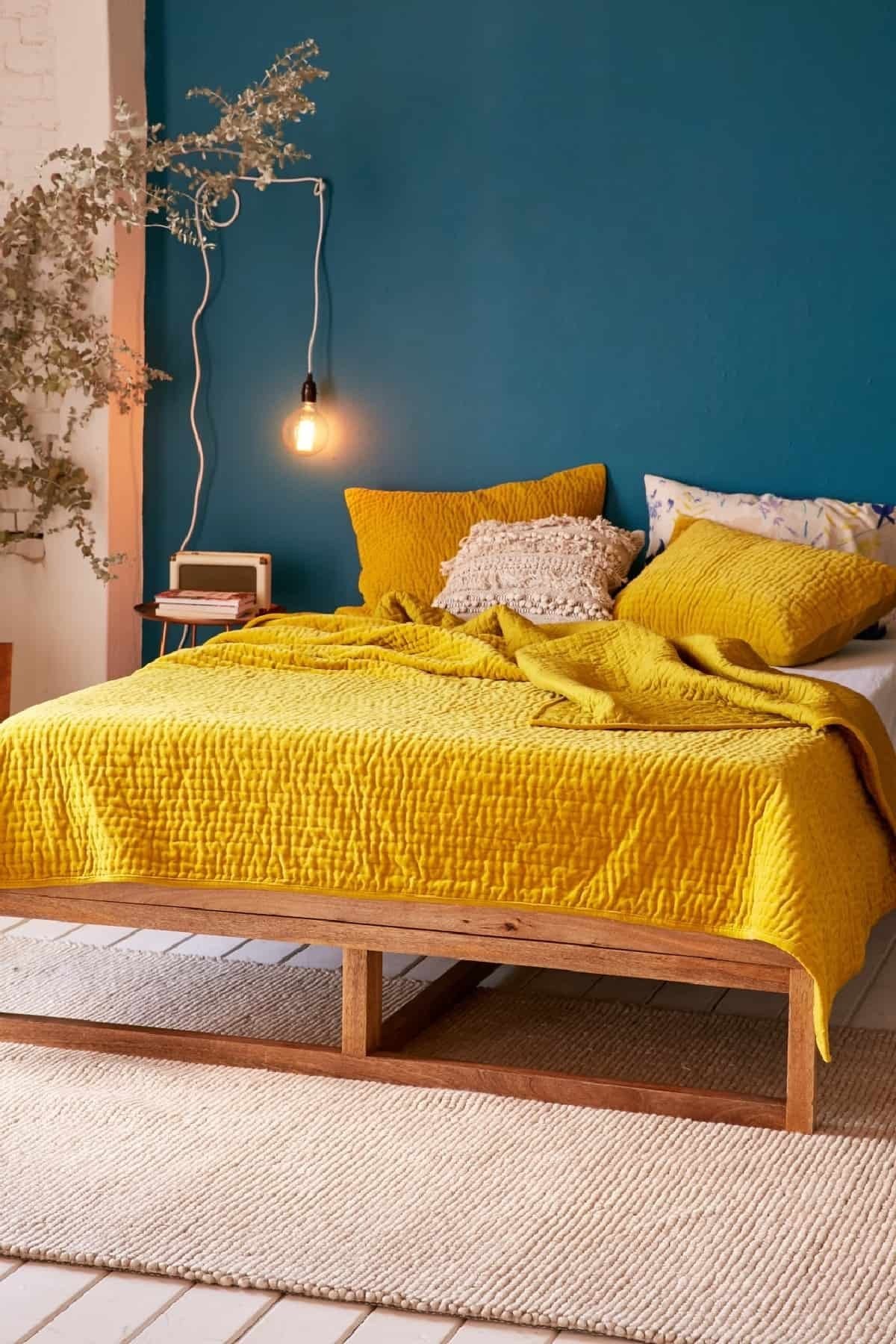 Горчичная кровать. Желтая спальня. Спальня в горчичном цвете. Спальня в желтом цвете. Спальня с желтой кроватью.