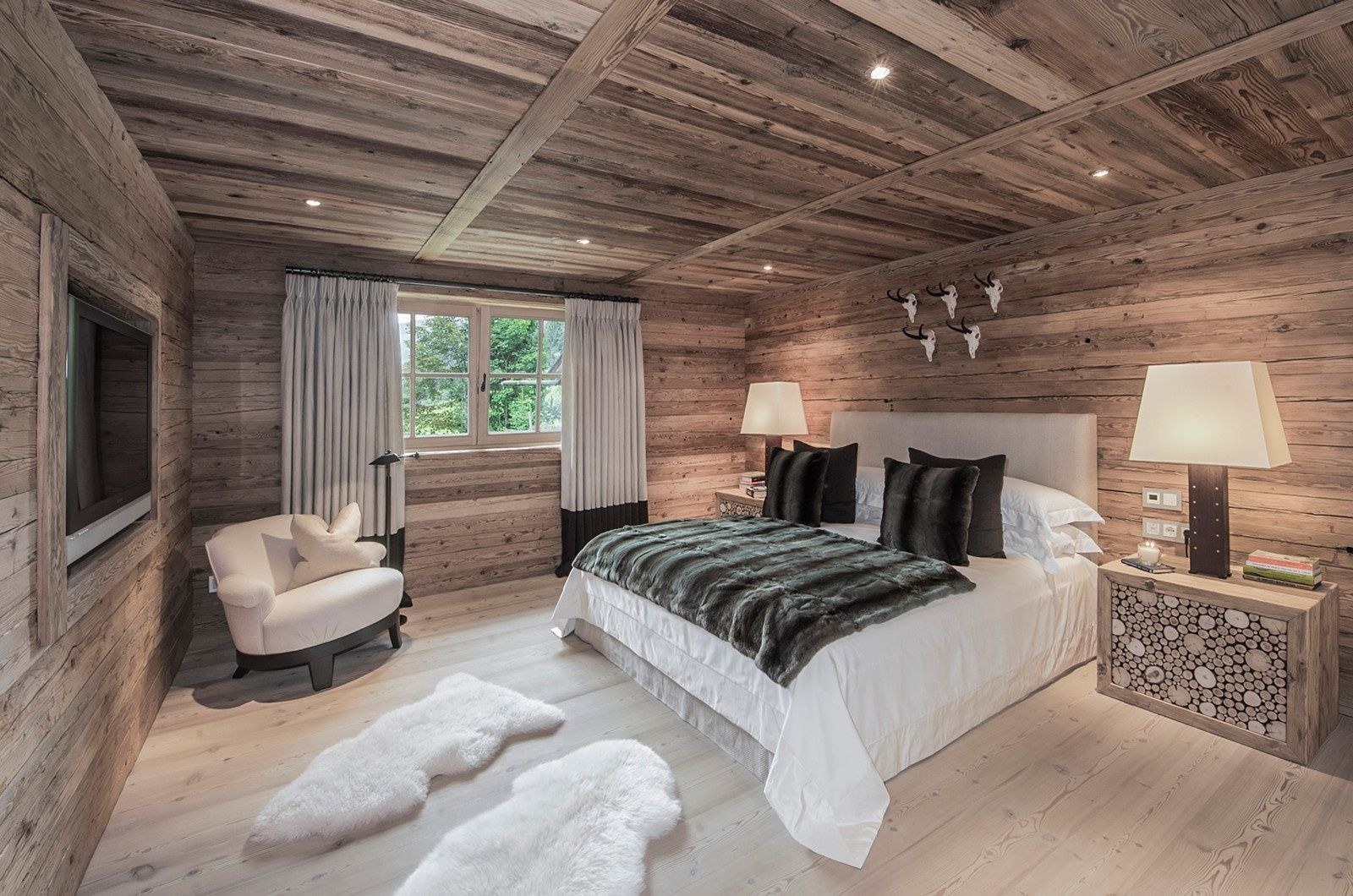 Спальня в деревянном доме из бруса в стиле Шале