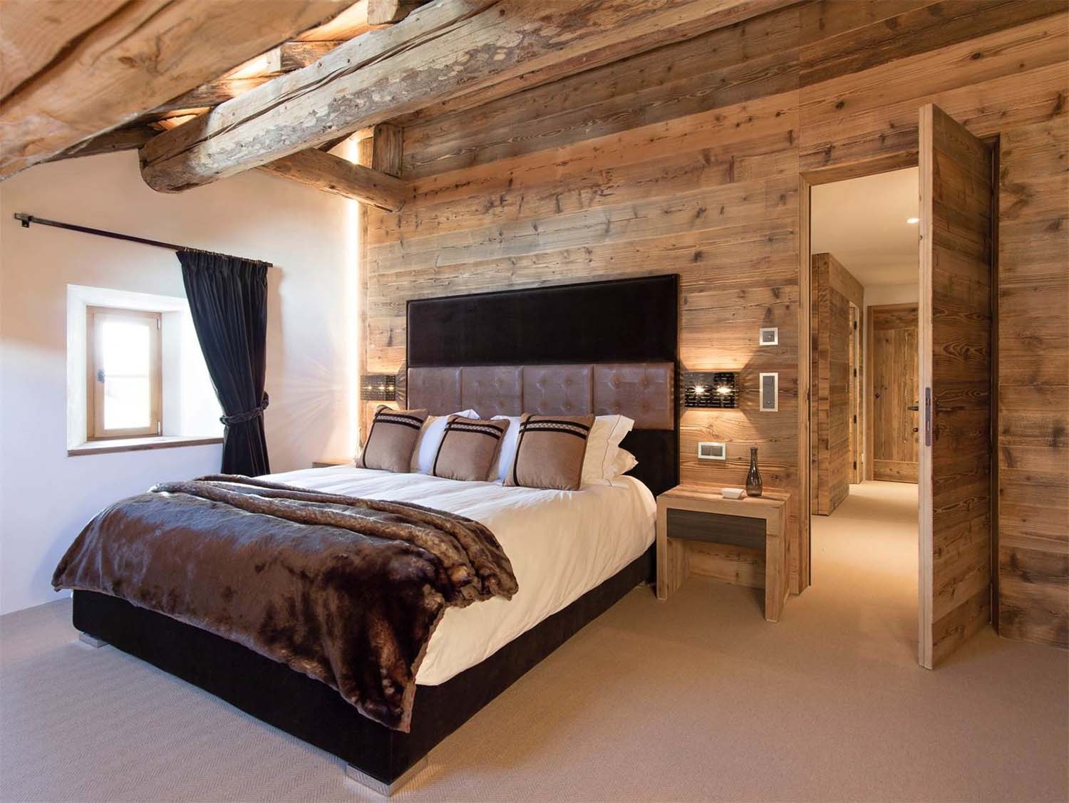 Коричневая спальня в деревянном доме