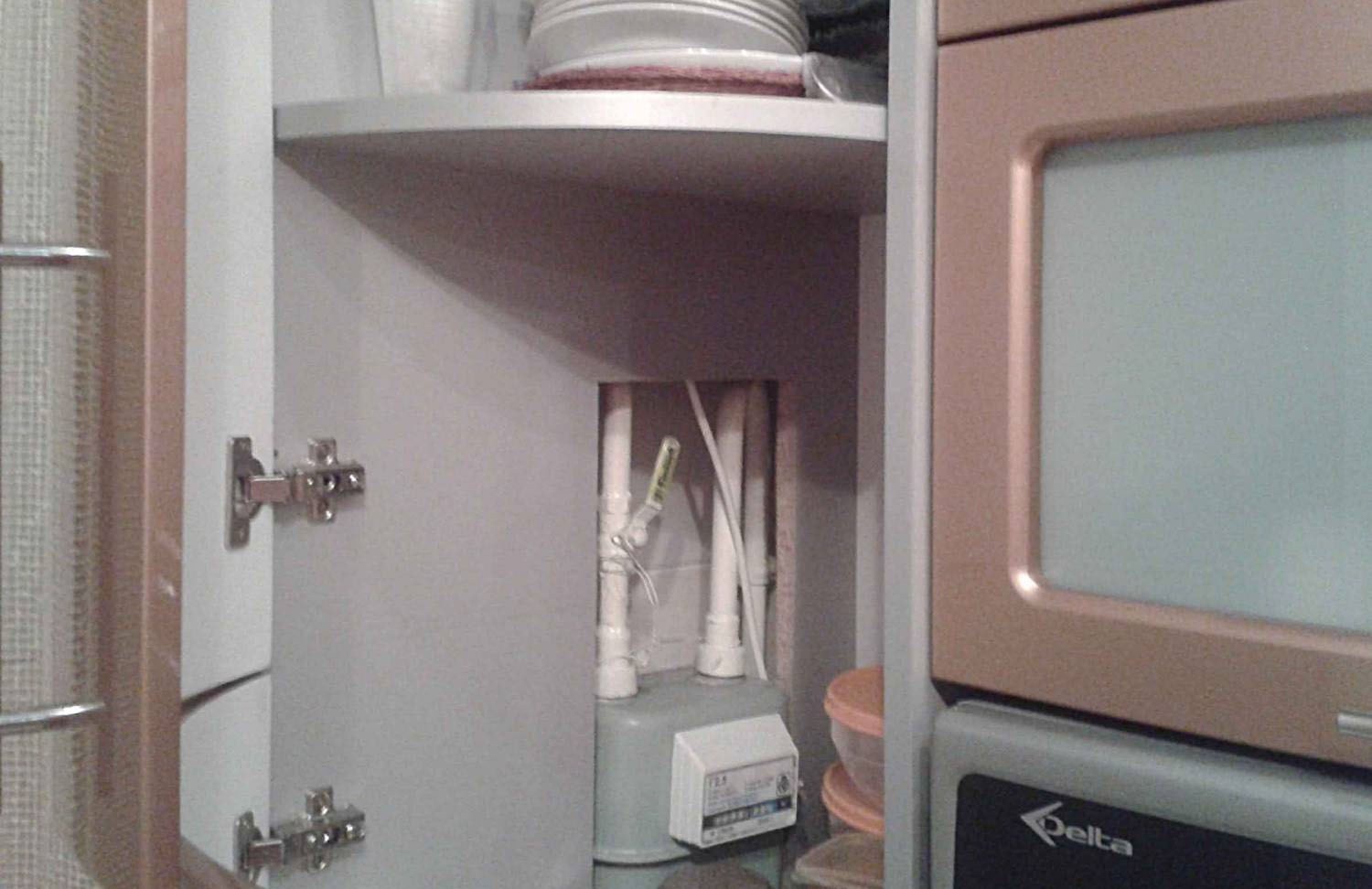 Газовый счетчик в шкафу на кухне