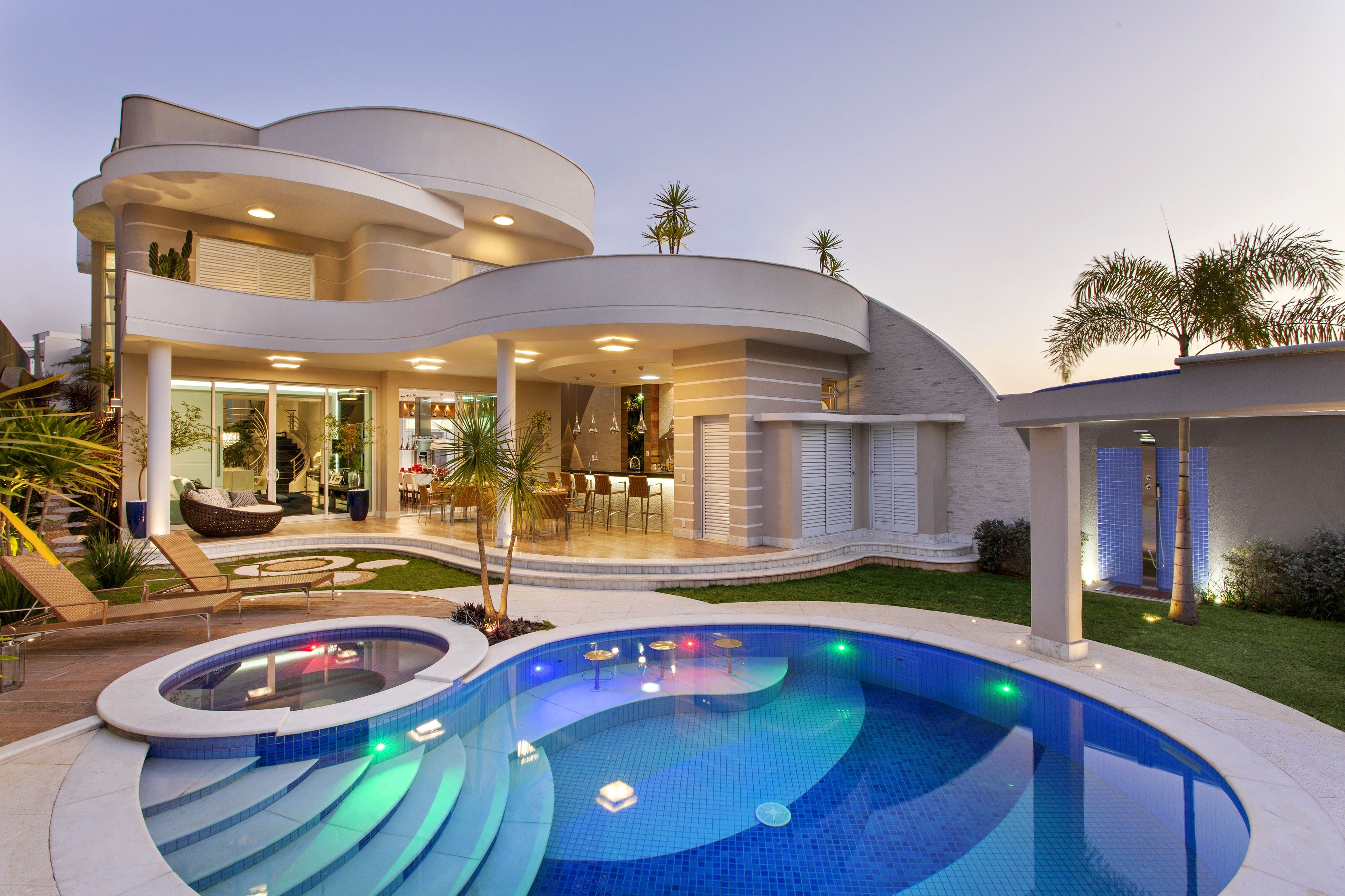 Лучшие идеальный дом. Красивый двухэтажный дом с бассейном. Красивые дома. Большой красивый дом. Шикарный особняк с бассейном.