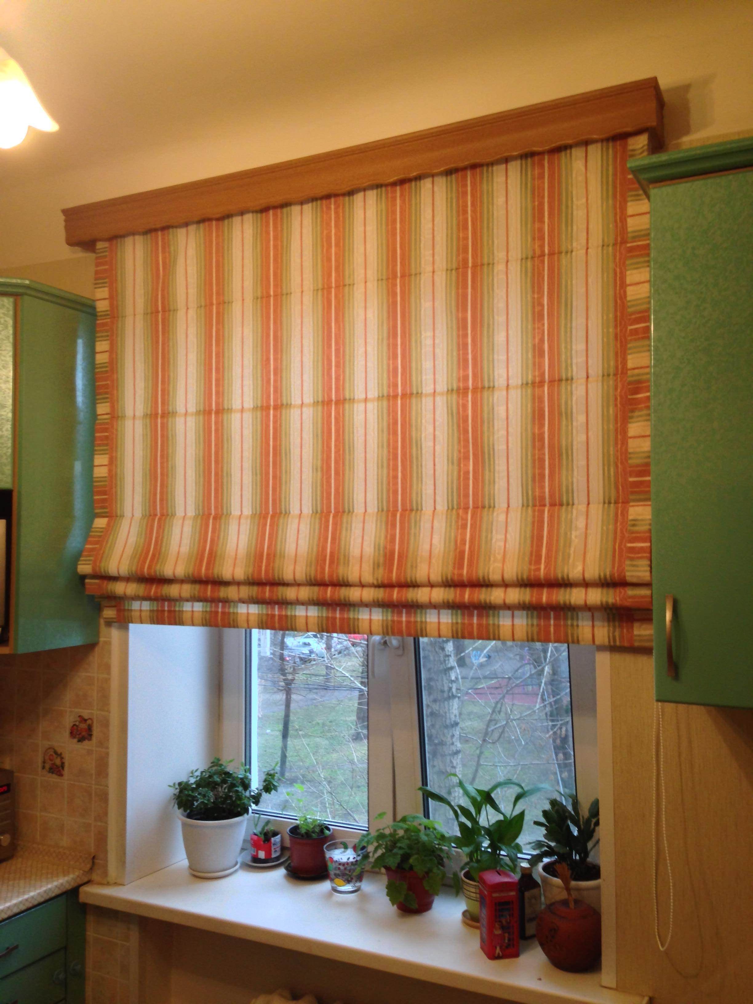 Что можно на окно на кухню. Римская штора на кухню 160х160. Рулонные шторы на кухню. Римские шторы на кухню в современном. Тканевые жалюзи на кухню.