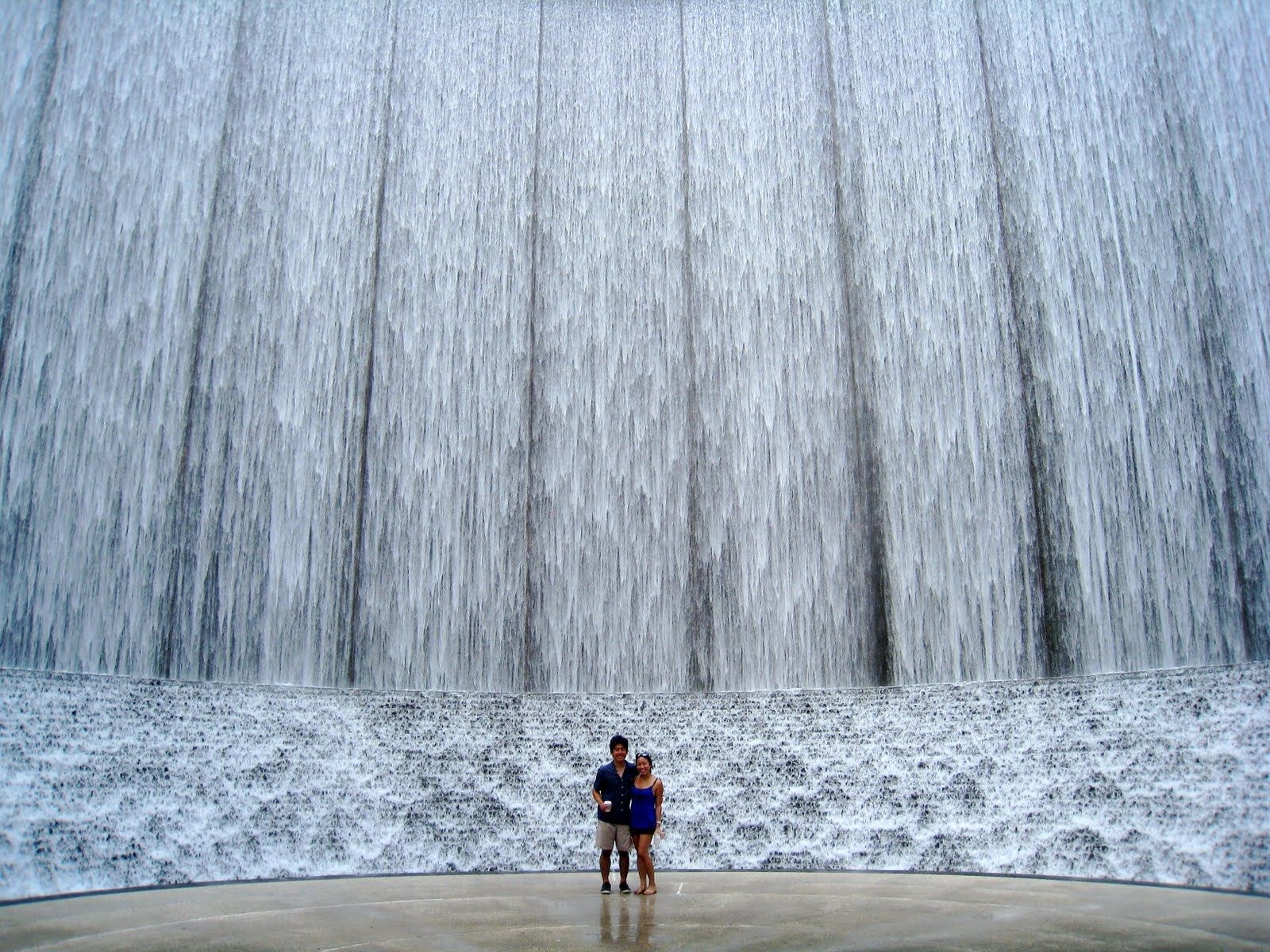 С какой высоты падает вода в водопаде. Парк водопадов Хьюстон. Стена воды. Стена из воды. Под водопадом.