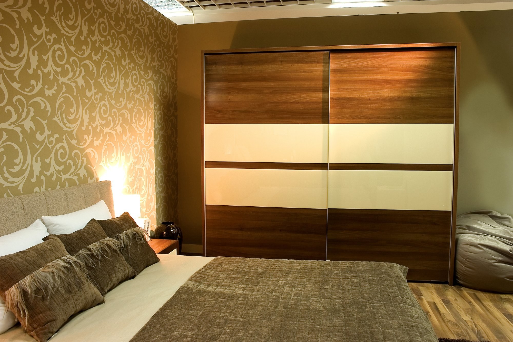 Спальня с коричневым шкафом