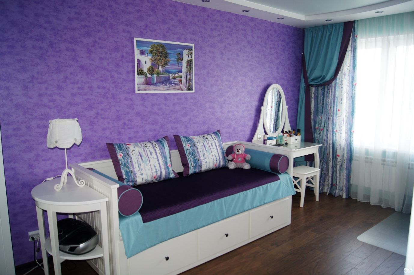 Комната в фиолетово бирюзовых тонах