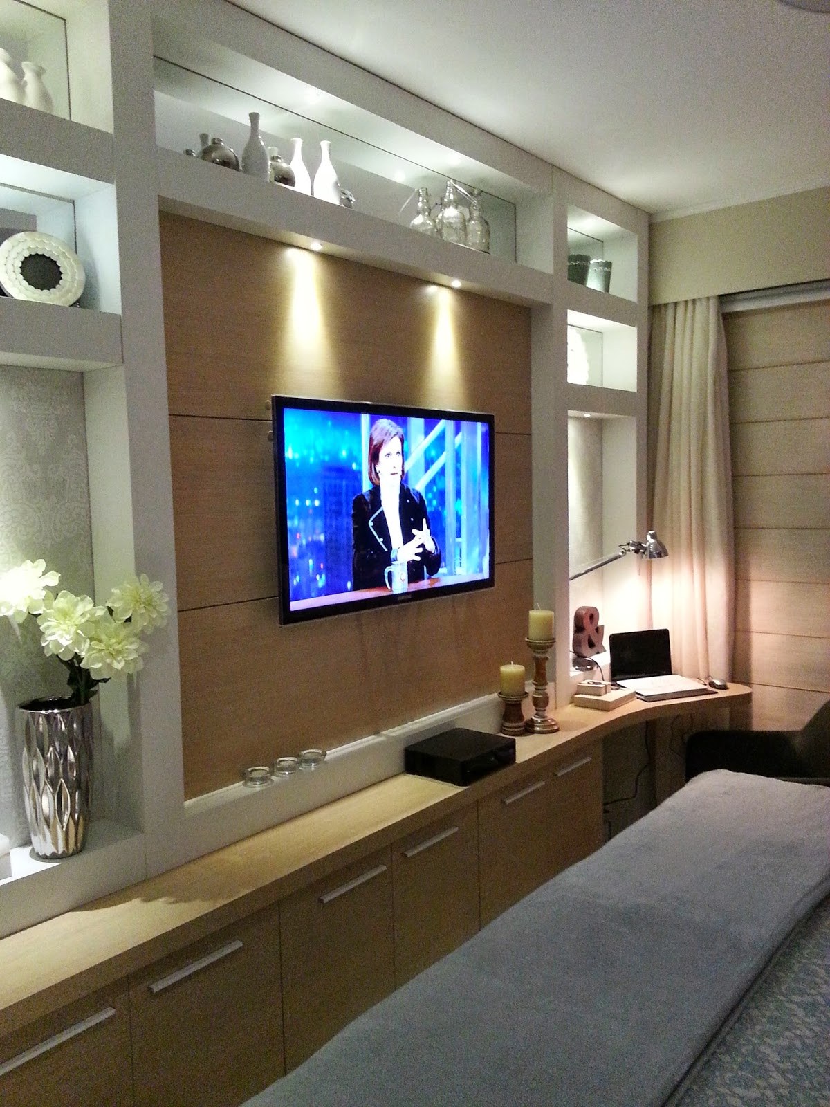 Телевизор в квартире фото. Телевизор на стене. Телевизор в интерьере. Комната с телевизором. Телевизор в спальне.