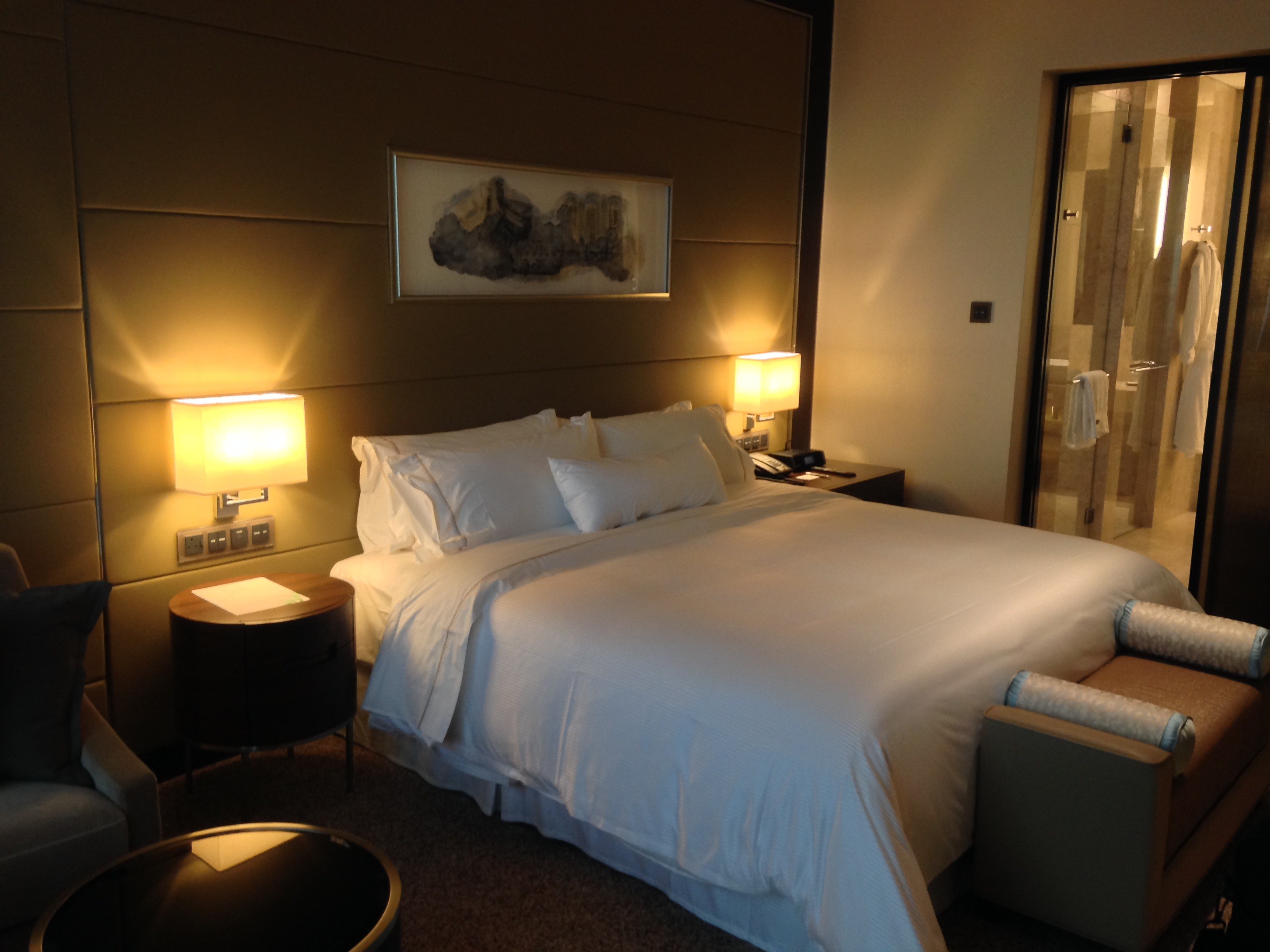 Scene image. Комната с кроватью. Кровать в отеле. Кровати для гостиниц. Спальня в отеле.