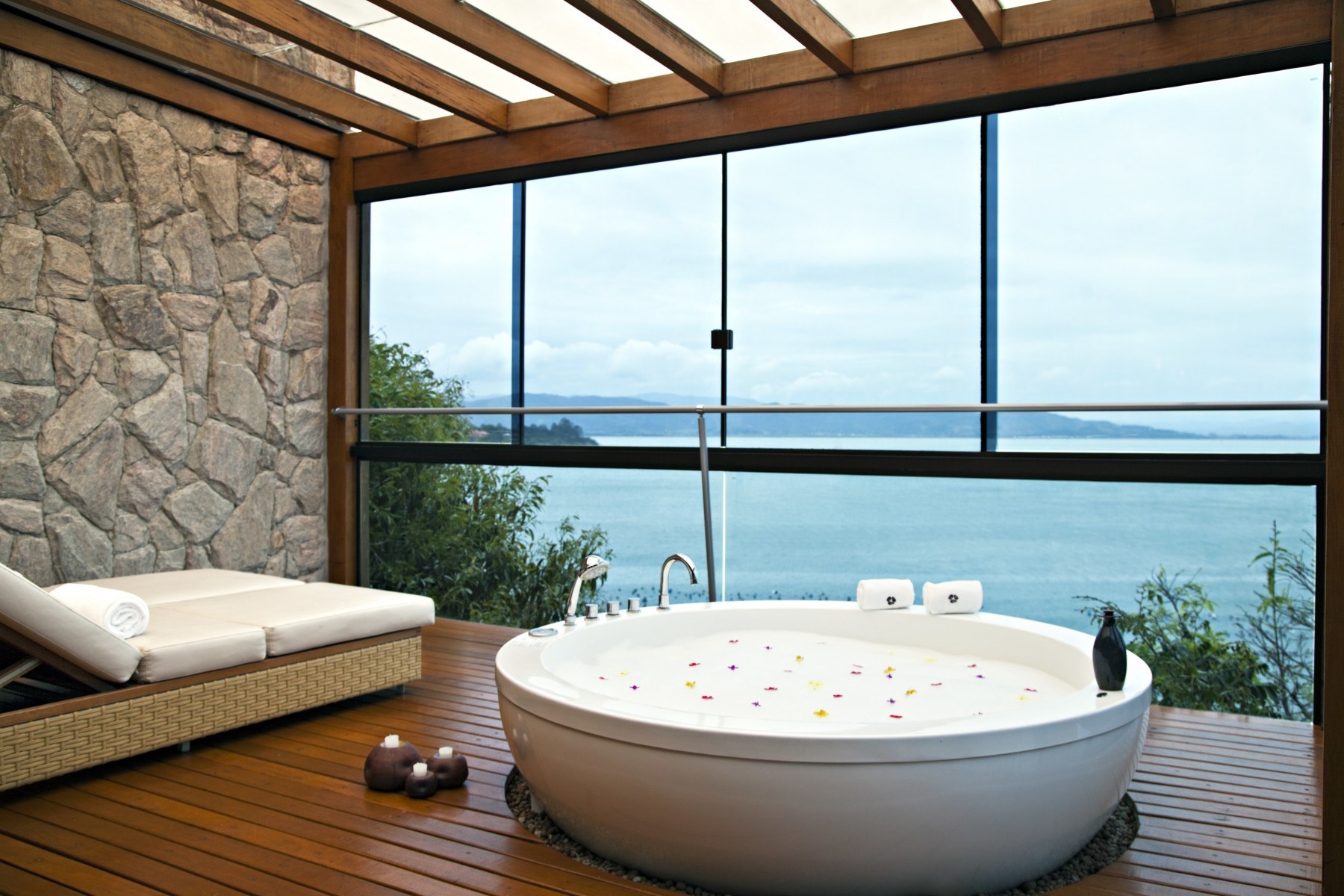 Кровать в ванной комнате. Ванна джакузи (Jacuzzi Sharp Extra). Jacuzzi Opalia. Ванная с панорамным окном. Джакузи с панорамными окнами.