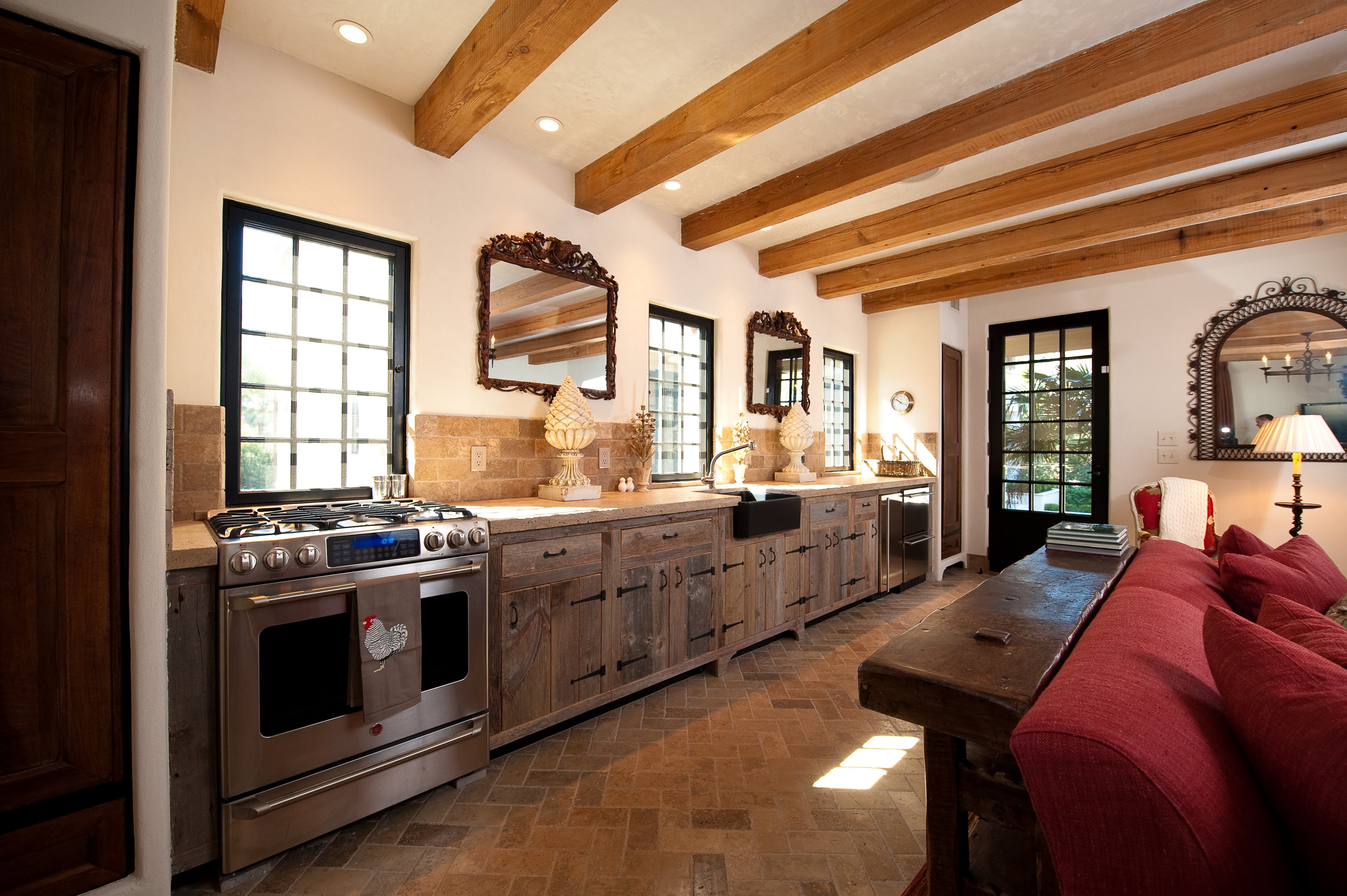 Дизайн частный дом в деревне. Кухни в деревенском стиле в доме. Кухня в деревянном доме. Потолок в деревенском стиле. Кухня гостиная с балками на потолке.