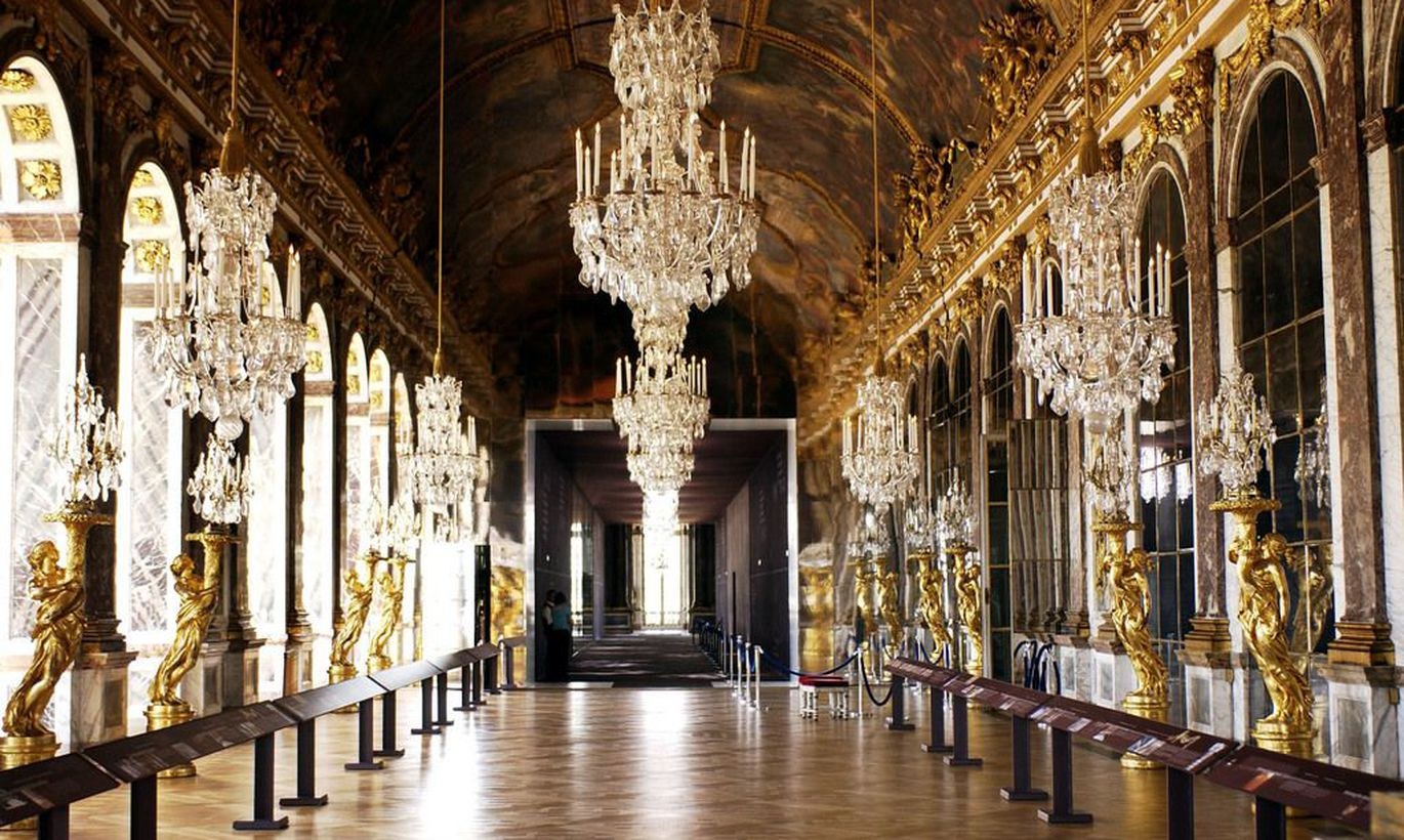 Версаль зеркальная галерея Версальского дворца. Зеркальный зал Версальского дворца. Версальский дворец зал войны. Сад Версаля залы Версальского дворца.