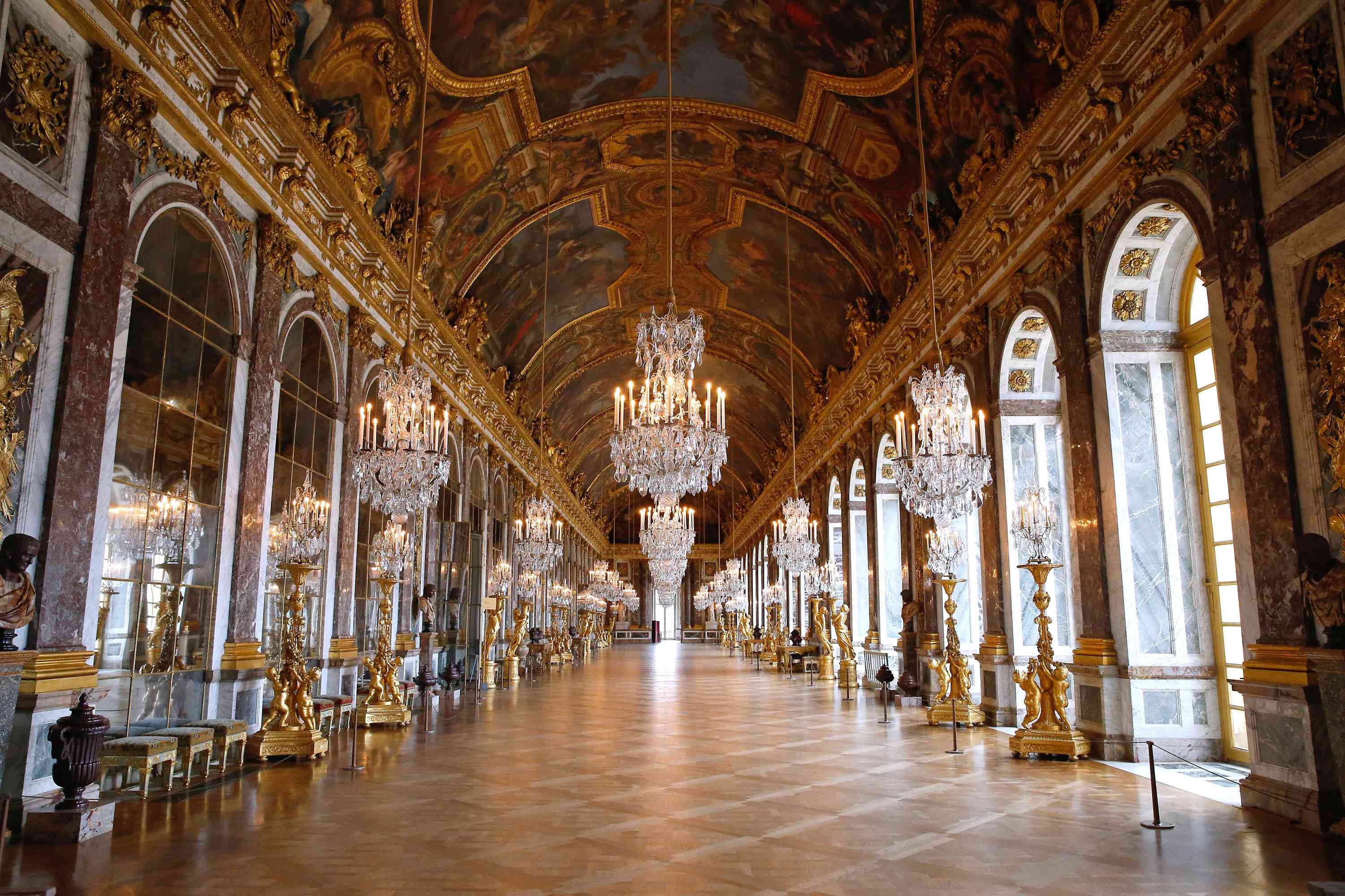 Замок версаль. Версальский дворец дворцы Франции. Версаль зеркальная галерея Версальского дворца. Зеркальный зал Версальского дворца.