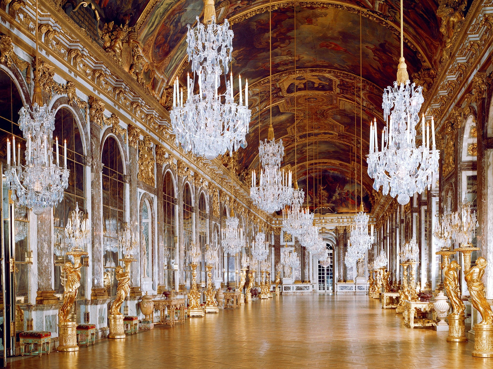 Галереи версаля. Зеркальная галерея Версальского дворца. Версаль дворец французских королей. Версальский дворец внутри зеркальная галерея.