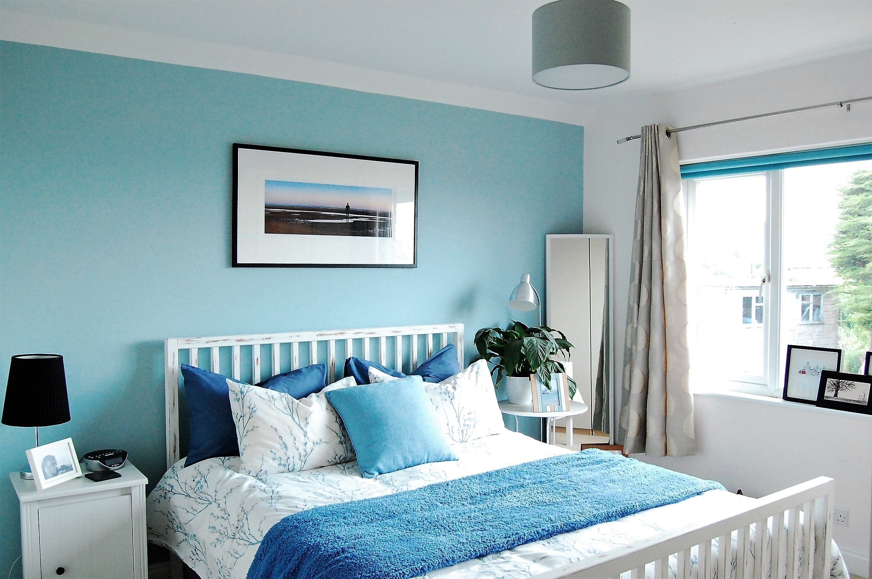 Небесный цвет. Комната с голубыми стенами. Спальня в светло голубых тонах. Голубой цвет стен. Голубая стена.