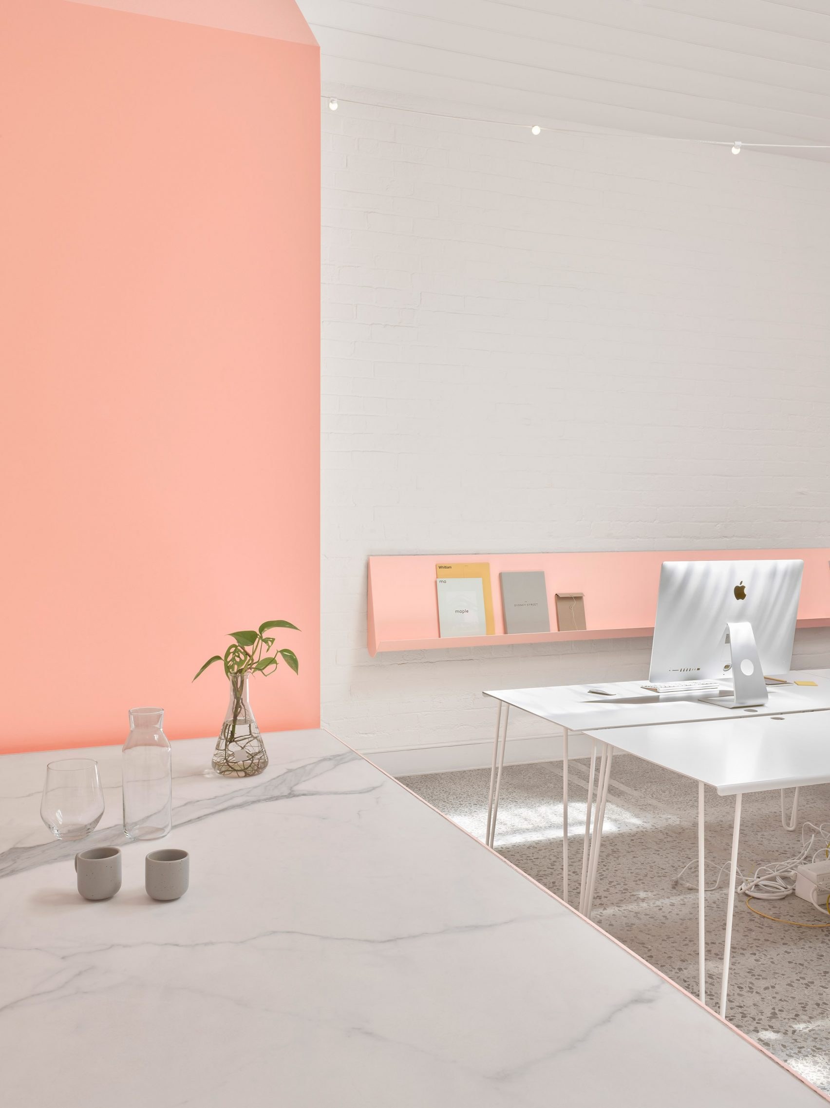 Обои персикового цвета: виды, идеи дизайна, сочетание с шторами и мебелью