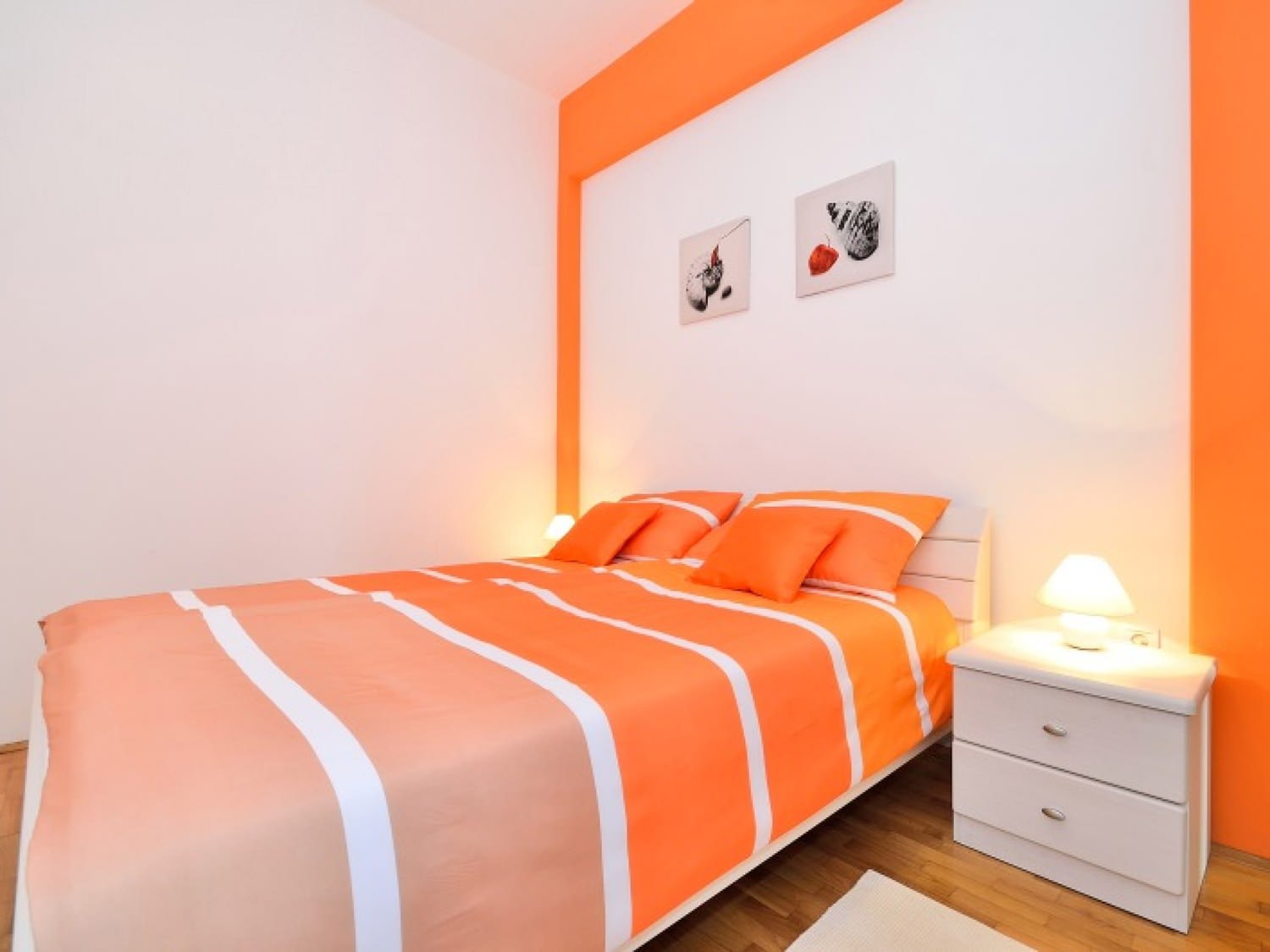 Спальня в оранжевых и белых и тонах