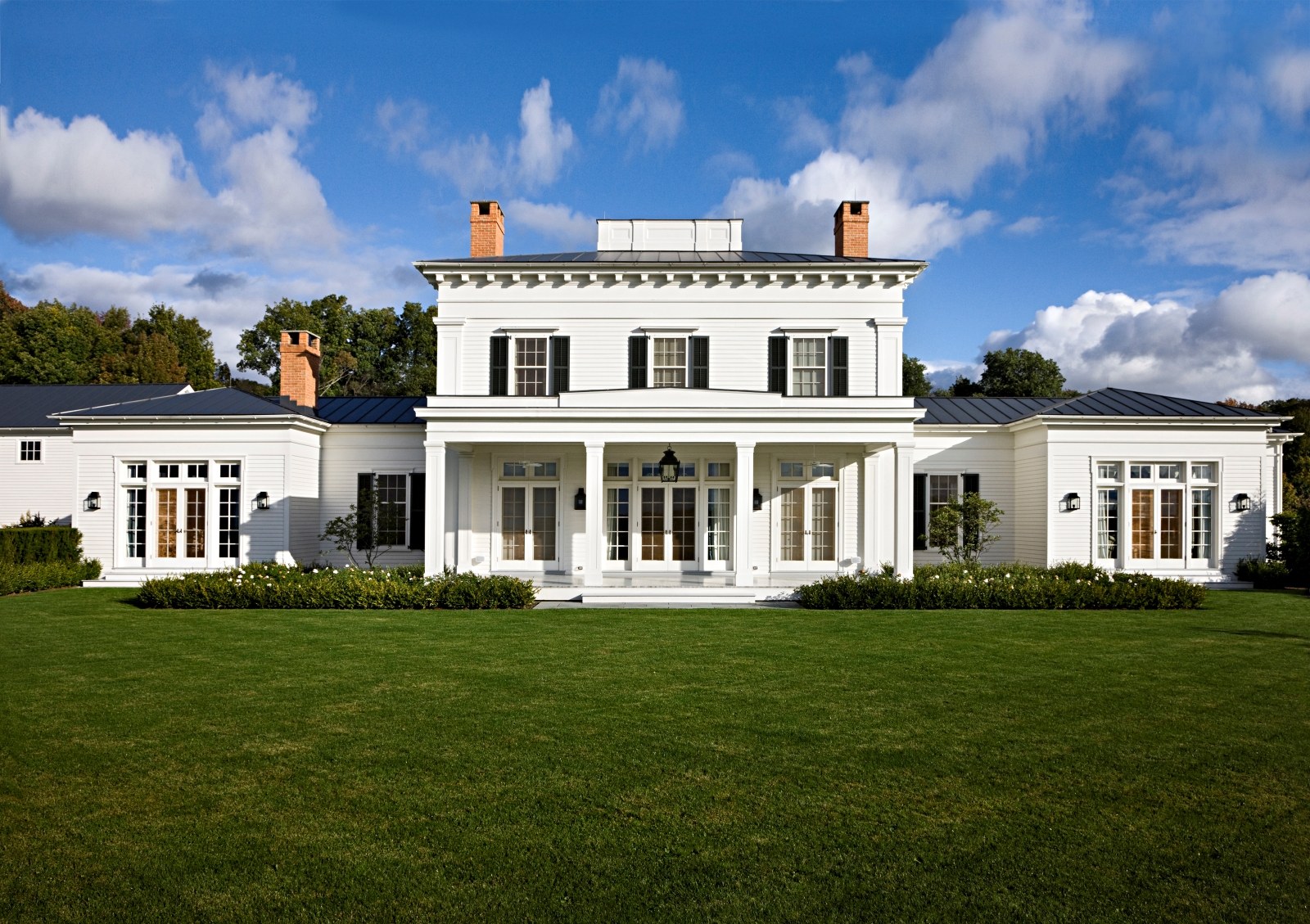 Красивое белое здание. Усадьба, поместье, особняк в стиле классицизм. Американ Хаус планс. Красивый белый дом. Классический американский дом.