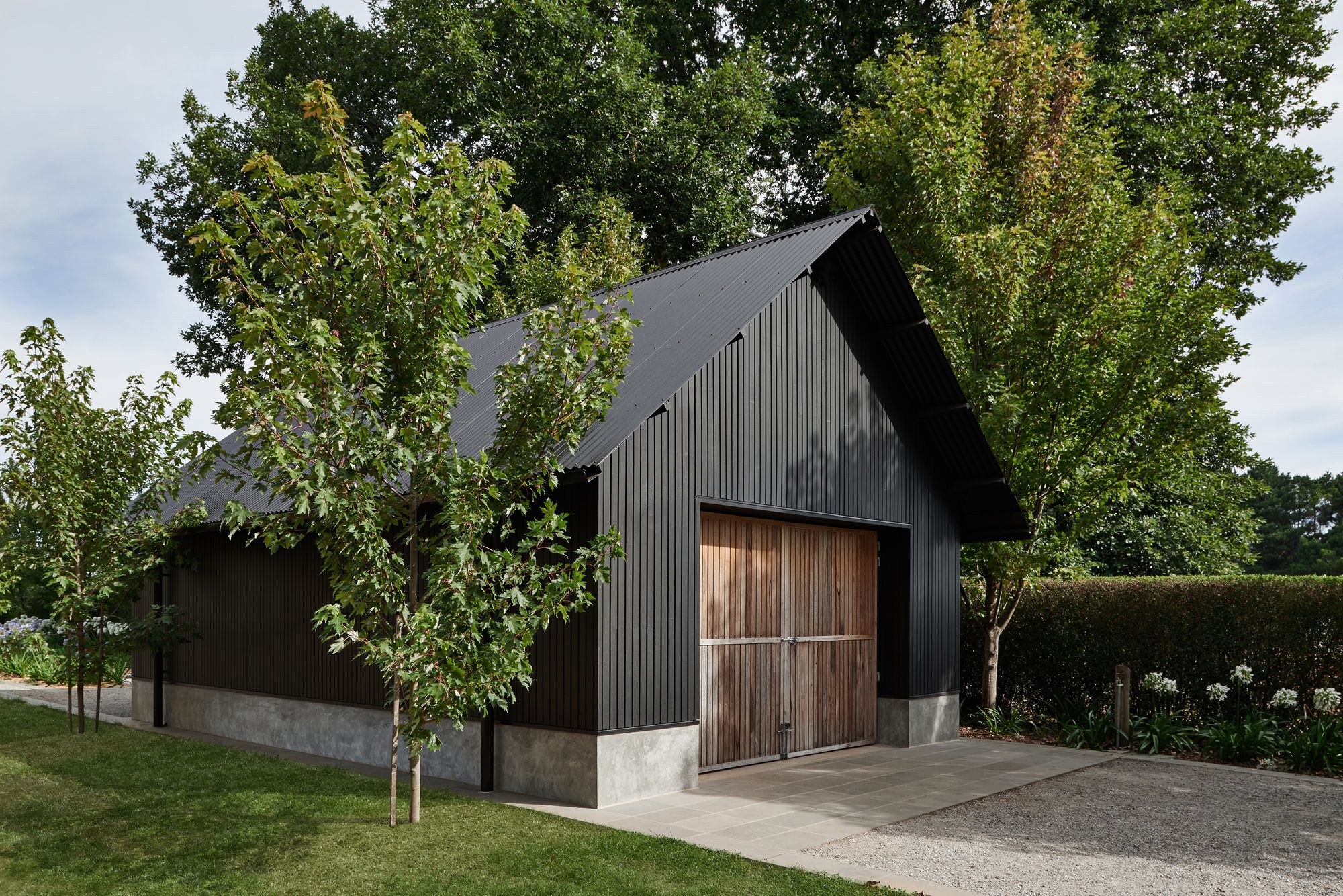 Жилой дом сарай. Дом-сарай Barn House. Сарай барнхаус. Барнхаус с гаражом. Сарай в стиле барнхаус.