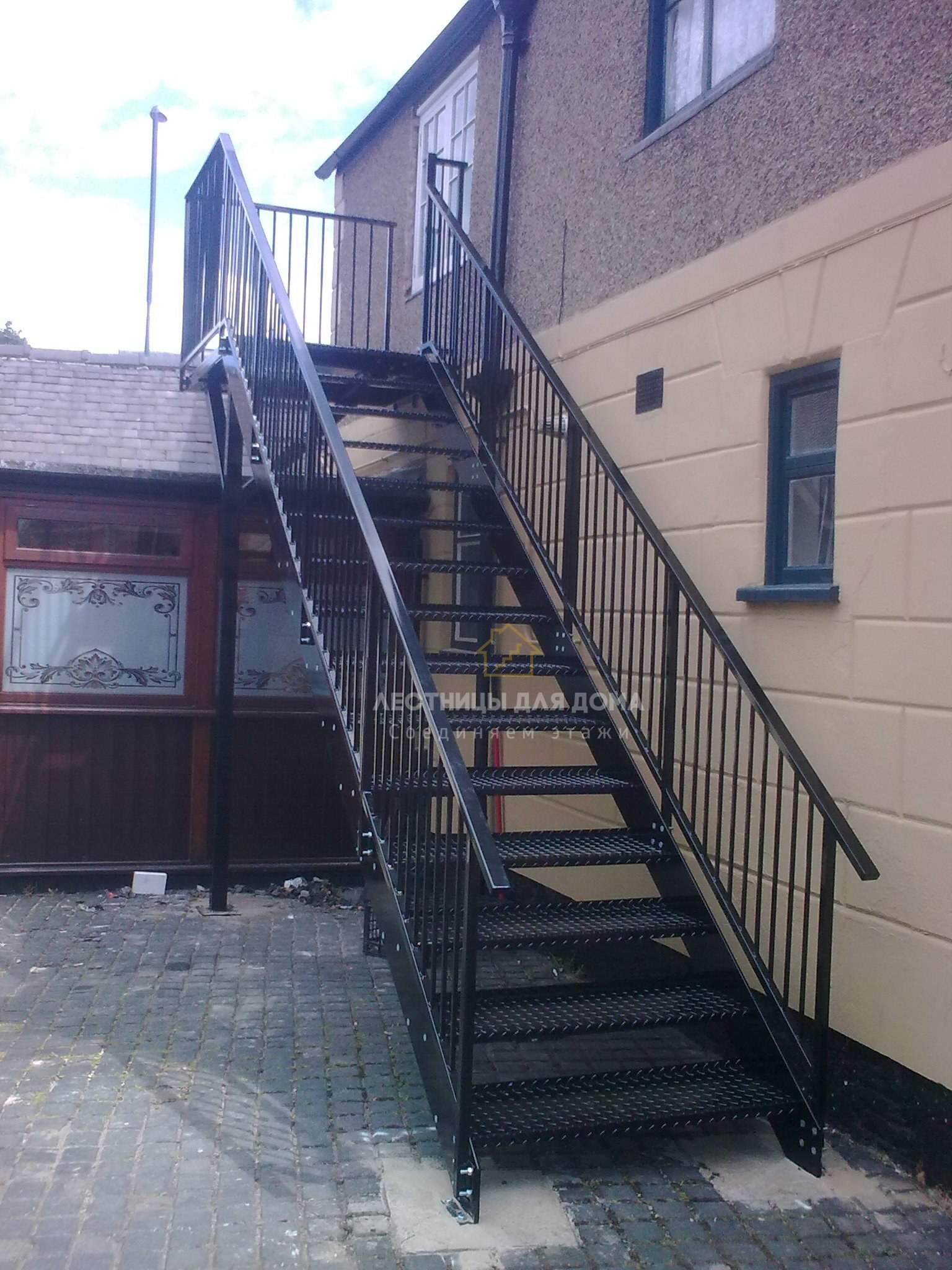 Уличные лестницы в дом на второй этаж. Наружная металлическая лестница. Лестница металлическая уличная. Лестница наружная металлическая на второй этаж. Лестница уличная металлическая на второй этаж.