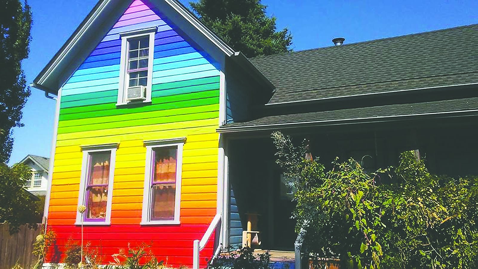 Какой краской покрасить старый дом. Яркие фасады домов. Разноцветный деревянный дом. Яркие цвета домов. Окрашенные фасады домов.