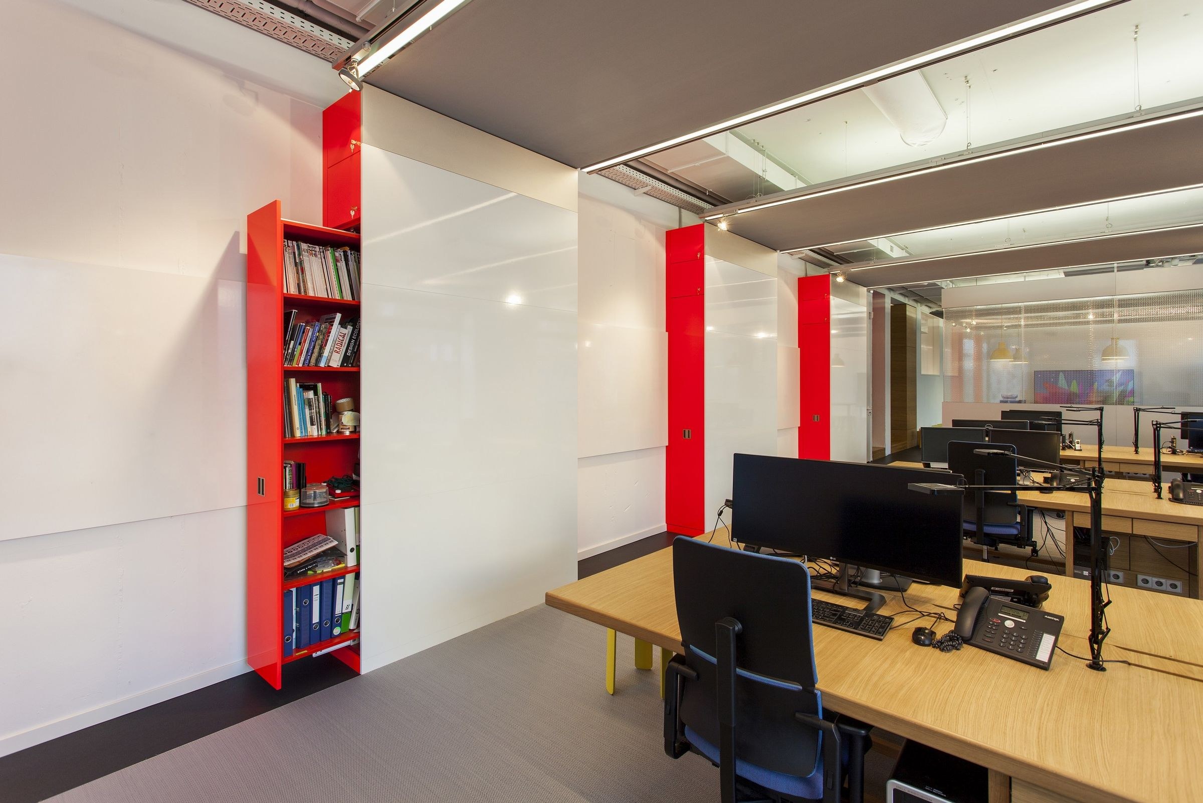 Помещениях также открытом. Дизайнерские решения для офиса. Креативный дизайн офиса. Отделка стен в офисе. Цветовые решения для офиса.