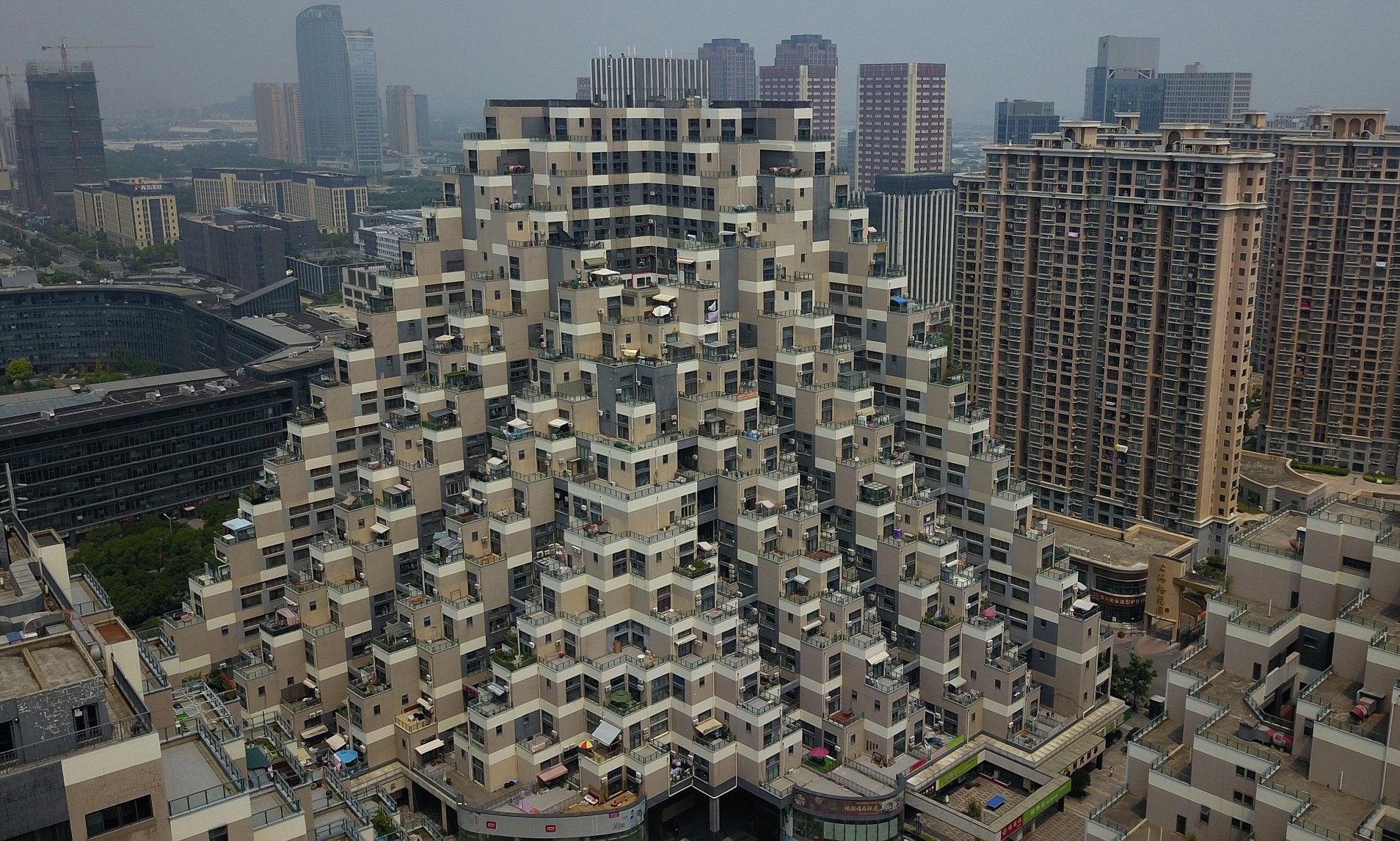 Можно жить в китае. Жилой дом-пирамида в Куншане, Китай. ЖК пирамида Шанхай. Китай Куньшань дом пирамида. Китайские жилые многоэтажки Шанхай.