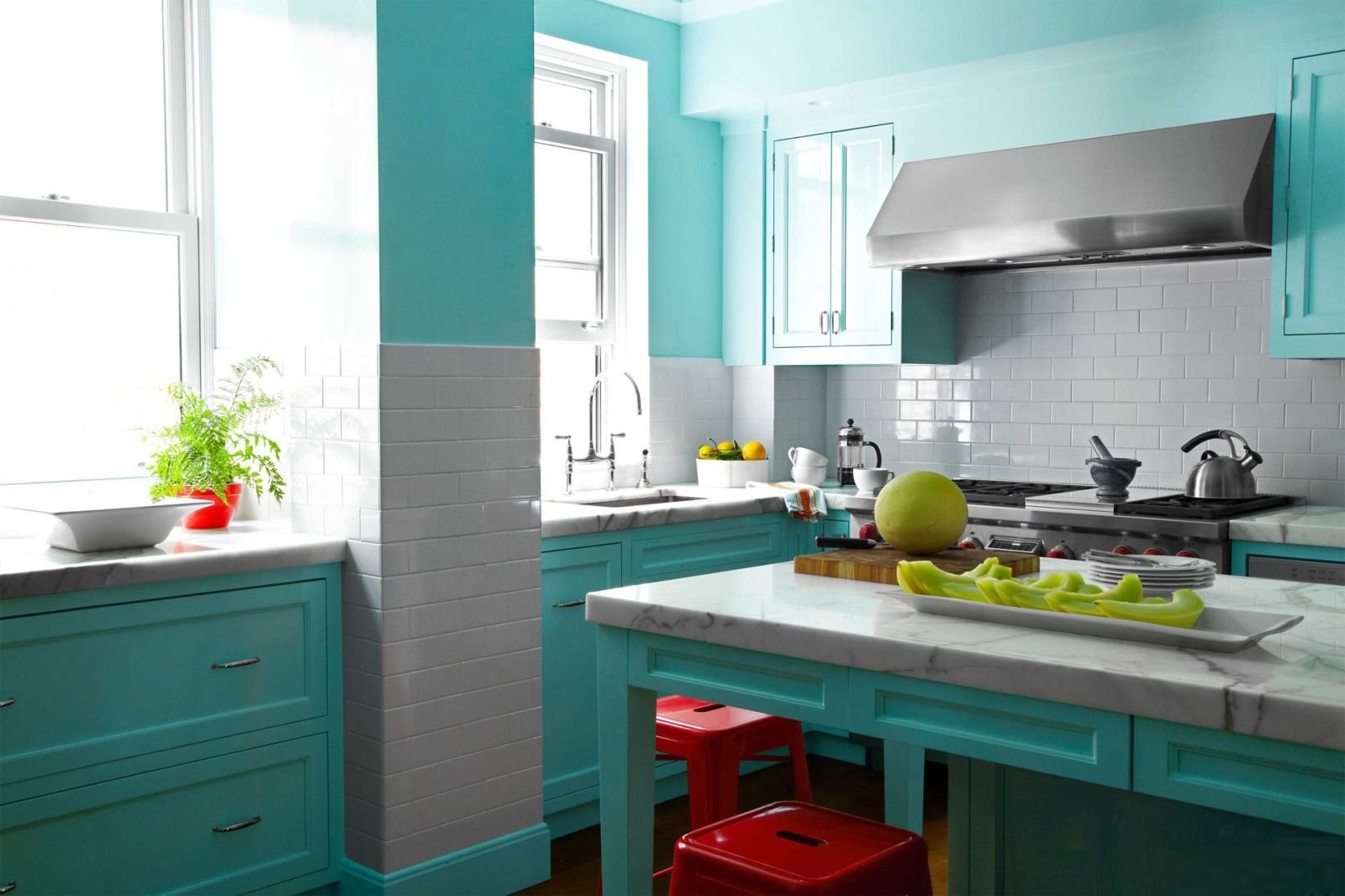 Кухня в бирюзовых цветах. Кухня в бирюзовом цвете. Бирюзовые стены на кухне. Кухня мятного цвета. Мятные стены на кухне.